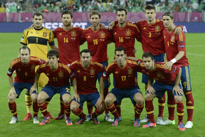 Casillas y Piqué, en una formación de la selección española