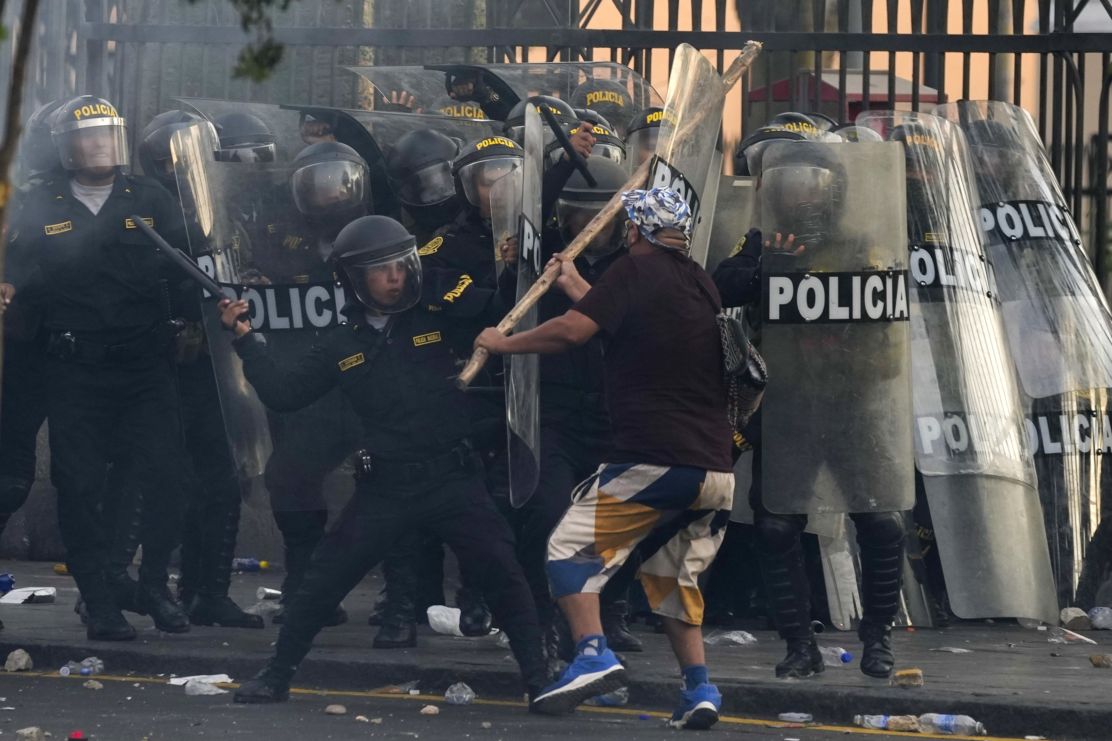 Un manifestante antigubernamental y policías antidisturbios se enfrentan durante una movilización en Lima, el jueves 19 de enero de 2023 (AP Foto/Martin Mejia)