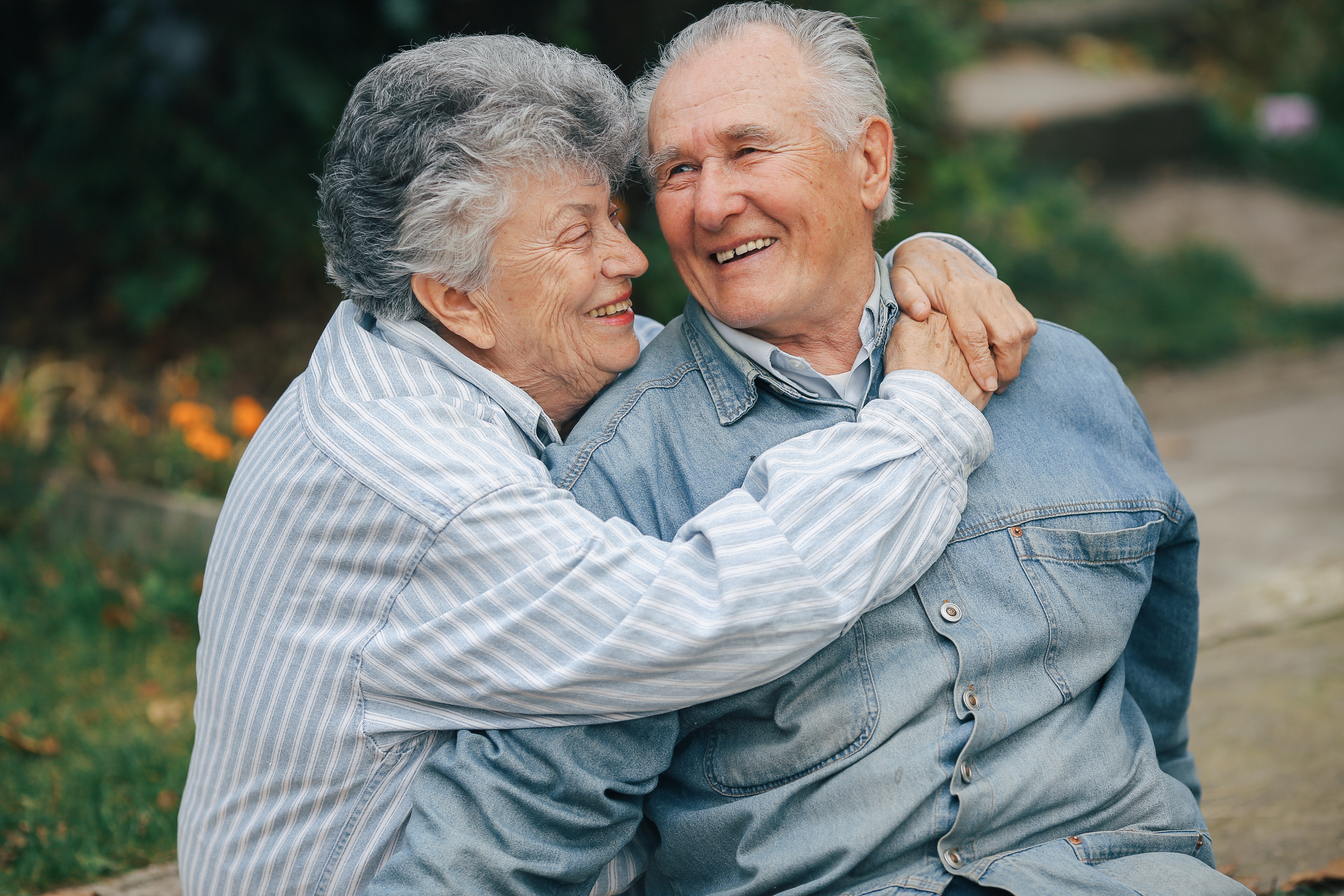 Una pareja de abuelos disfruta de su pensión con independencia.