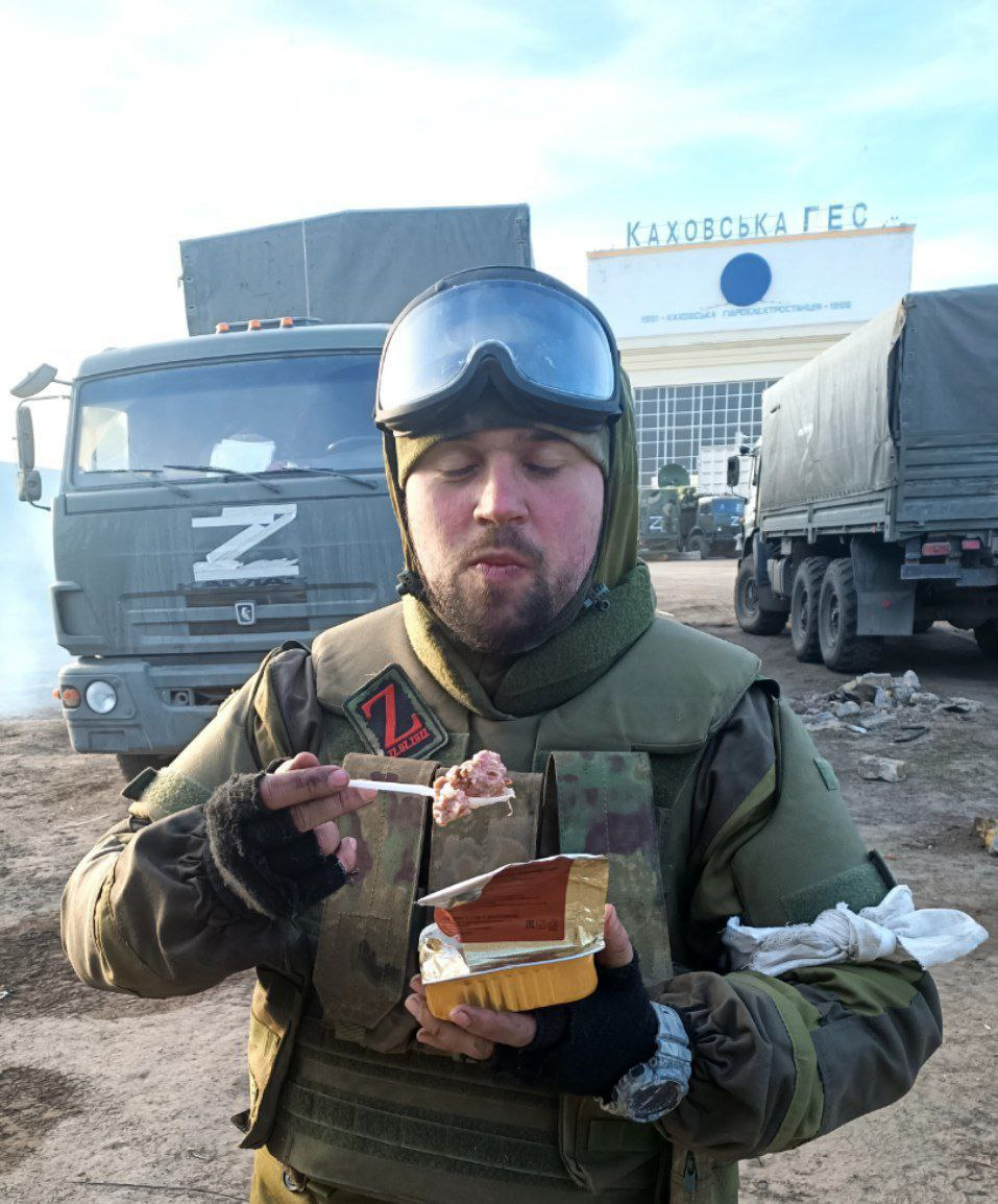 El soldado/bloguero Yehor Guzenko frente a la central de Kakhovka. Publicó en Telegram: "No puedo decir lo que hicieron nuestros chicos, pero creo que todo el mundo lee las noticias". (Telegram)