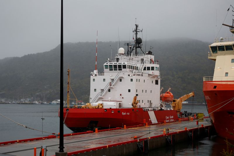 El buque guardacostas canadiense (CCGS) Terry Fox se prepara para partir en apoyo de la búsqueda del sumergible desaparecido OceanGate Expeditions. REUTERS/David Hiscock