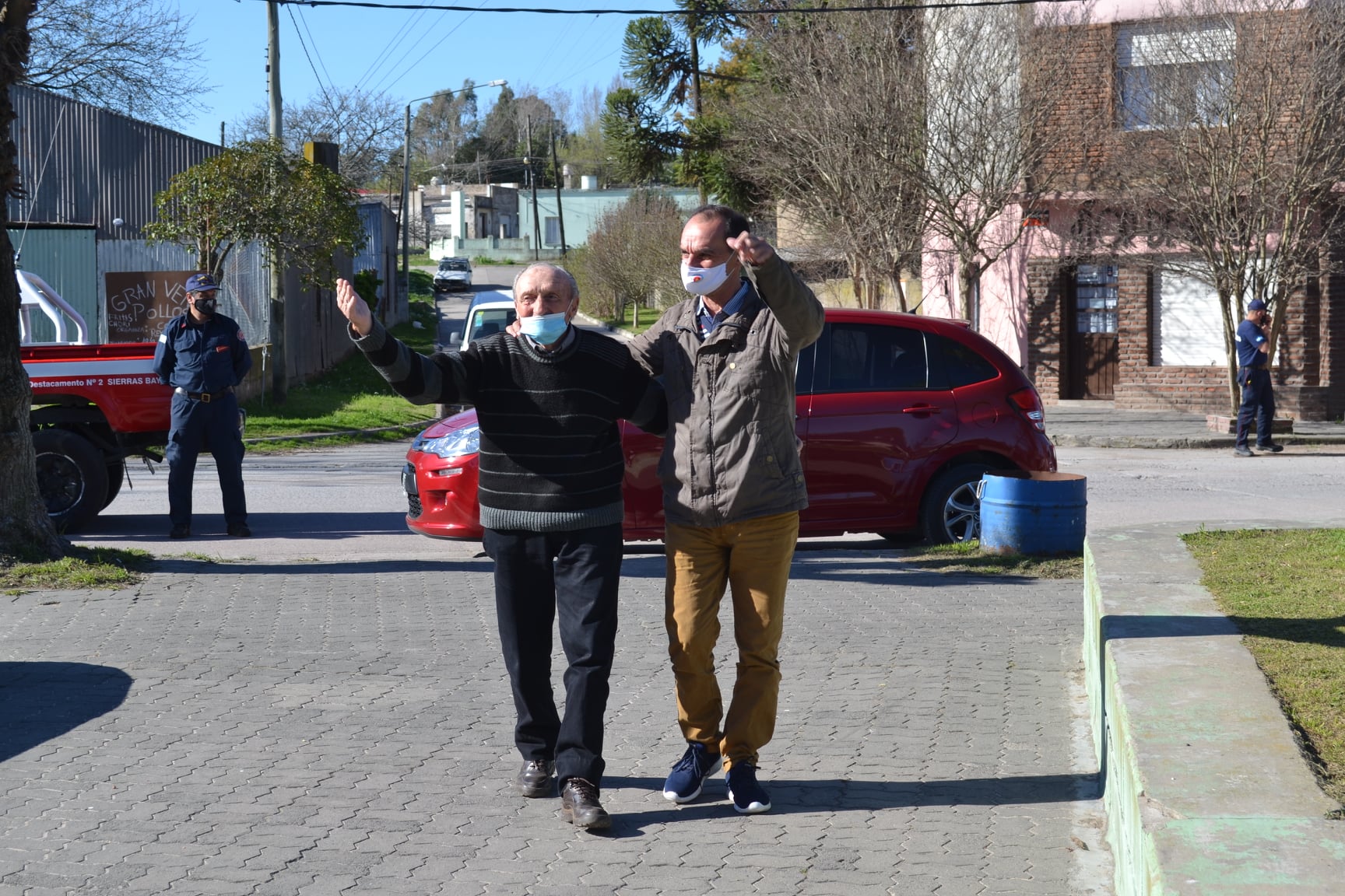 Víctor Corridoni y Luis Banzi, el lechero y el cartero del pueblo, respectivamente, que fueron homenajeados en la plaza de Sierras Bayas