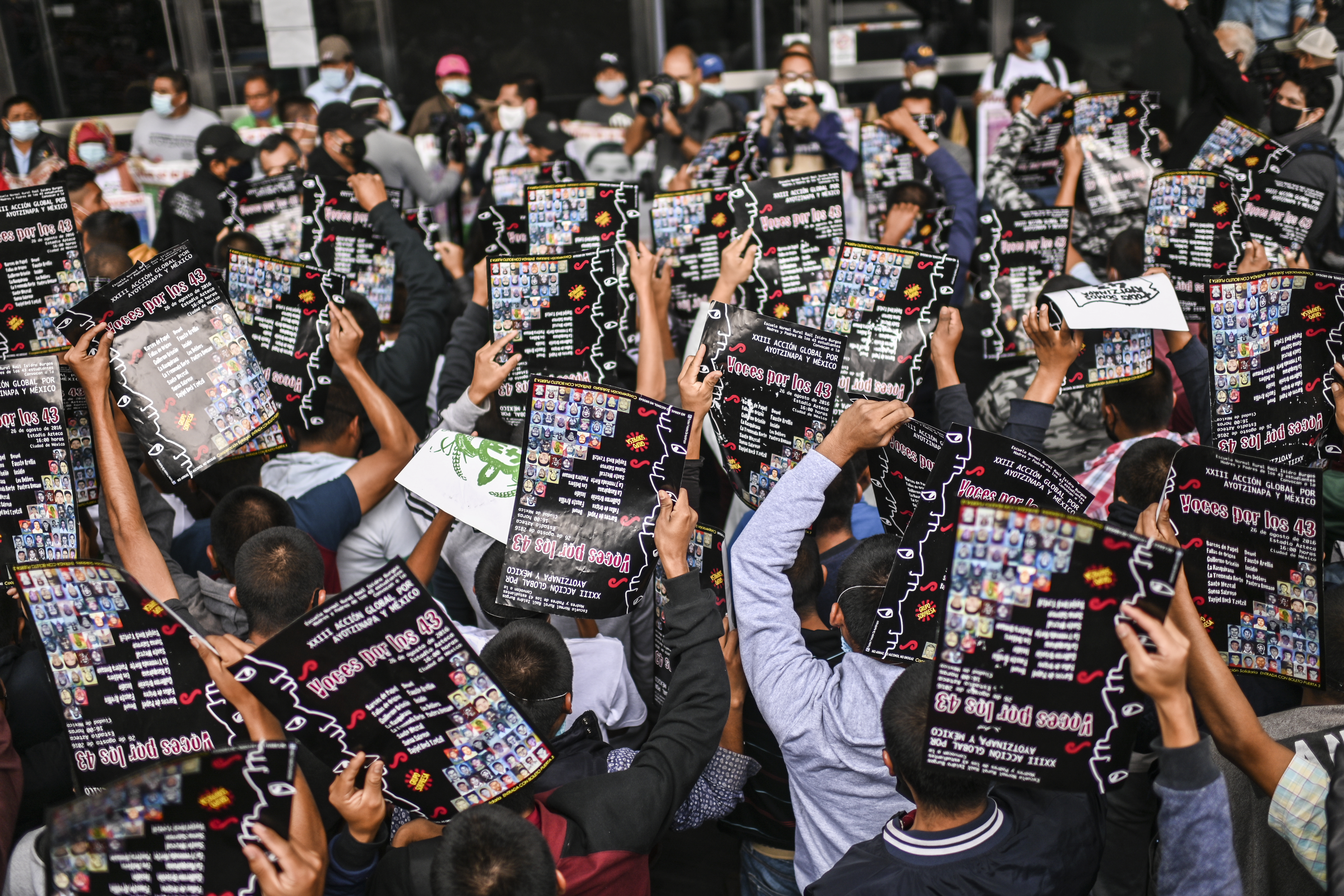 Personas se manifiestan frente a la Fiscalía General en la Ciudad de México el 25 de septiembre de 2020, en vísperas del sexto aniversario de la desaparición de 43 estudiantes de la Escuela Normal Rural de Ayotzinapa.