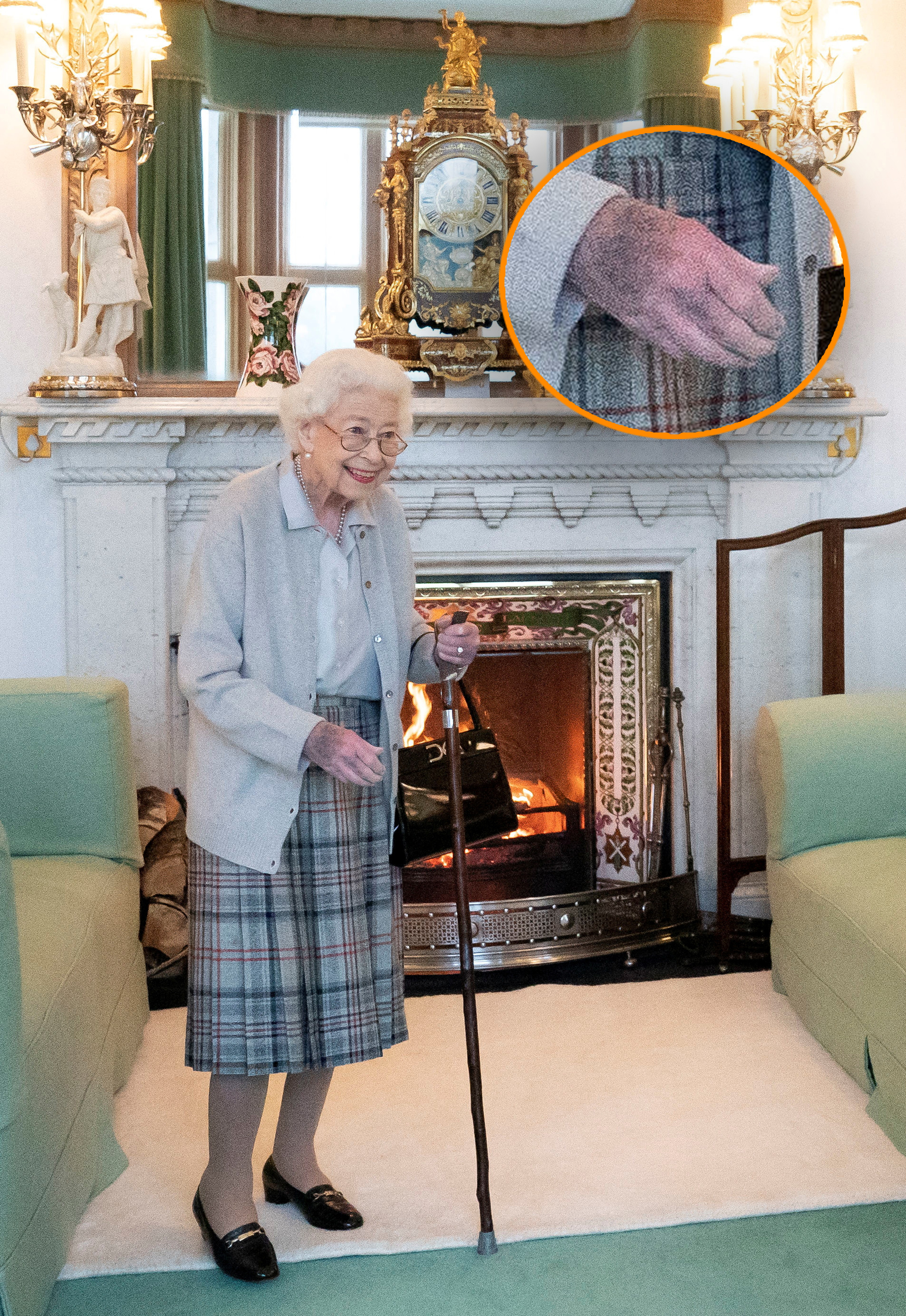 La última presencia oficial de la Reina Isabel II y un detalle de la mano amoratada / Jane Barlow/Pool via REUTERS