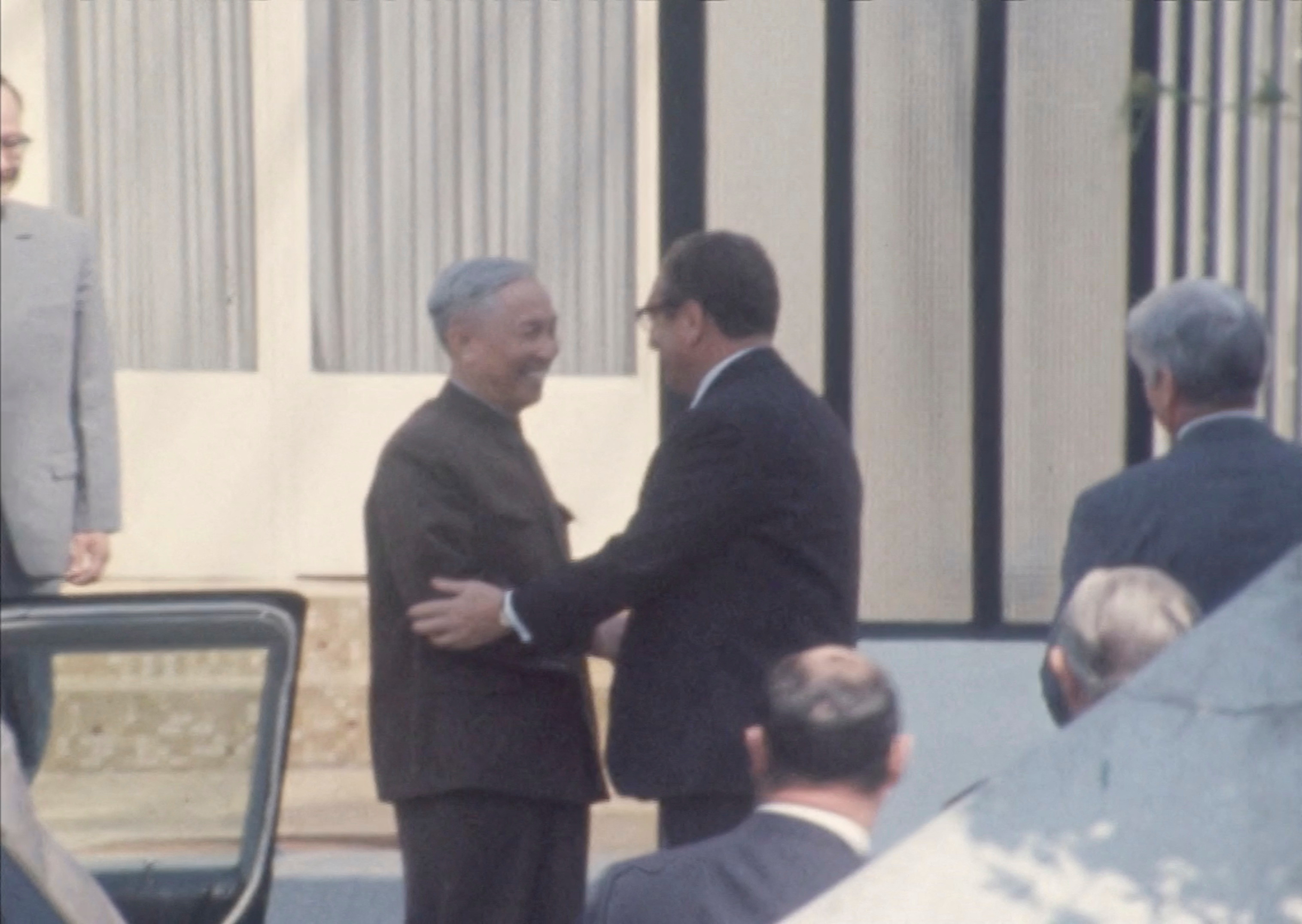 El asesor de Seguridad Nacional de EE. UU., Henry Kissinger, le da la mano al miembro del Politburó de Vietnam del Norte, Le Duc Tho, antes de las conversaciones de seguimiento después de los Acuerdos de Paz de París sobre Vietnam, en Saint-Nom-la-Breteche, cerca de París, Francia, el 12 de junio de 1973 (REUTERS TV vía REUTERS)
