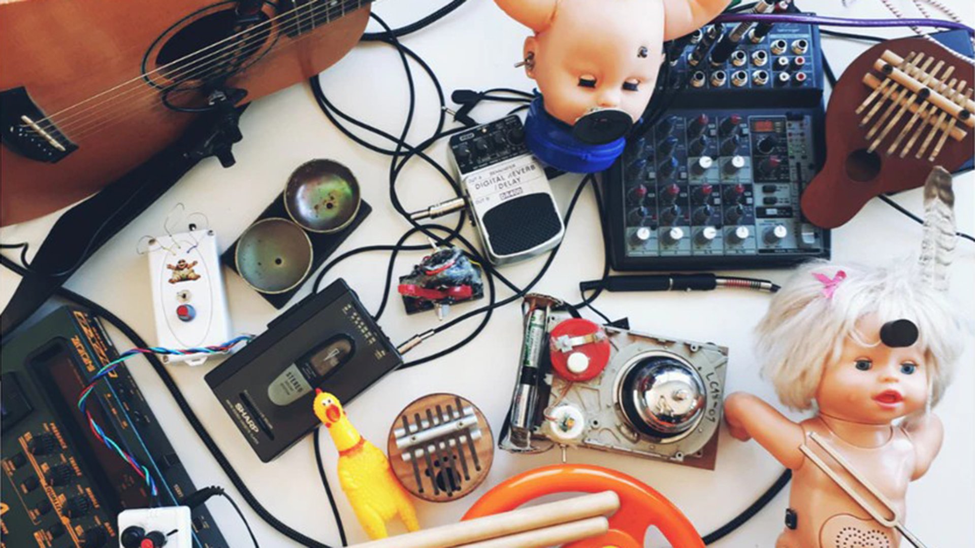 Además de tener sus set musicales, crea instrumentos para otras personas que le llevan viejos aparatos electrónicos