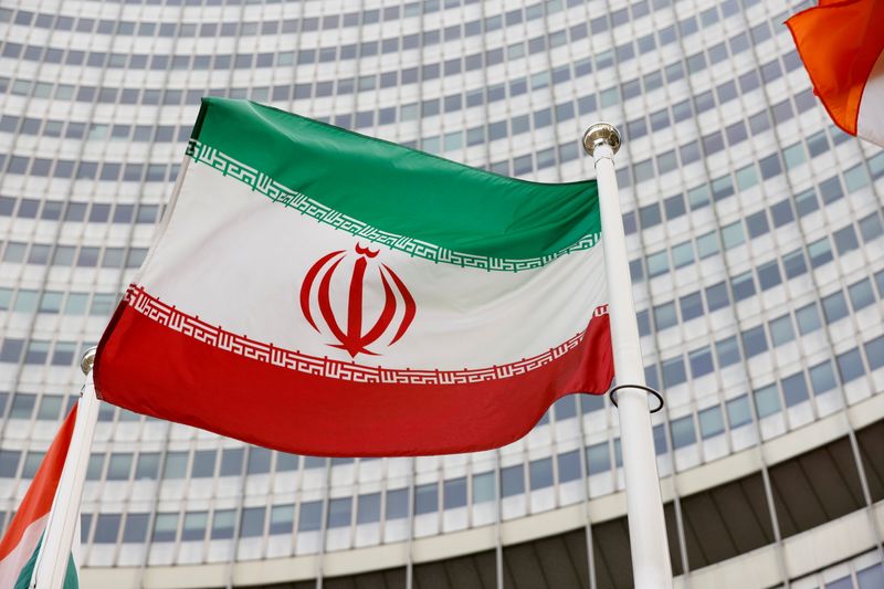 La bandera de Irán frente a la sede de la Organización Internacional de la Energía Atómica en Viena, Austria (Foto: Reuters)