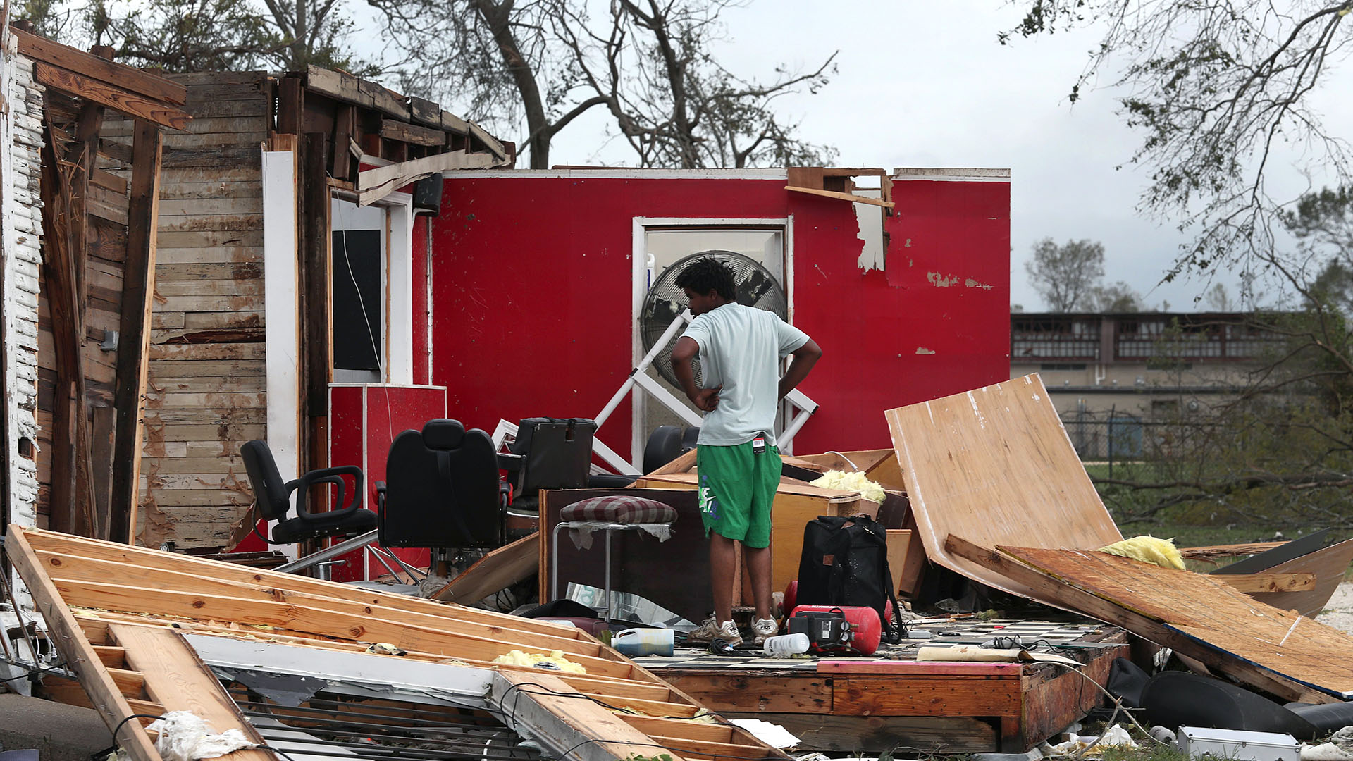 James Sonya estudia lo que queda de la peluquería de sus tíos después de que el huracán Laura pasara por la zona el 27 de agosto de 2020 en Lake Charles, Louisiana. El huracán golpeó con vientos poderosos causando grandes daños a la ciudad (Joe Raedle/Getty Images/AFP)