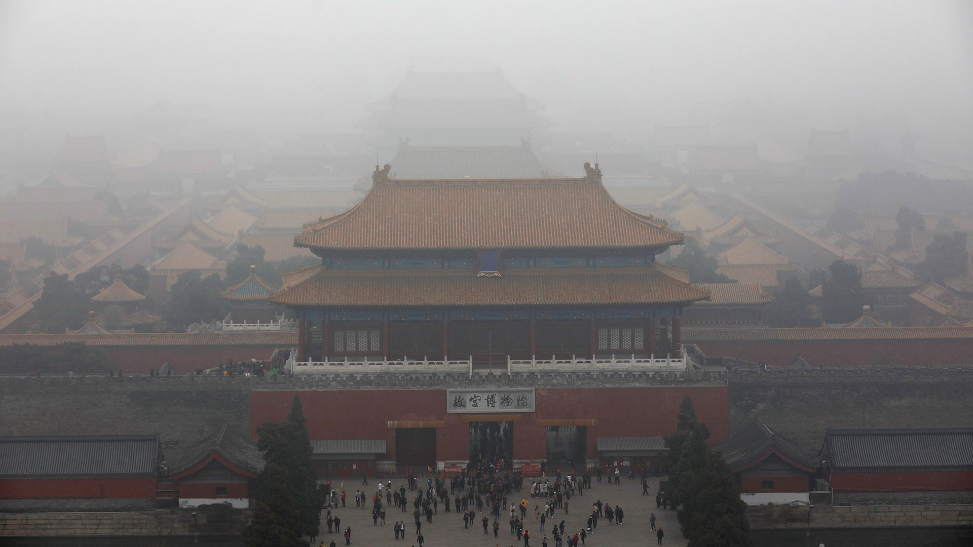 El "esmog" o niebla mezclada con humo y partículas en suspensión cae sobre la Ciudad Prohibida de Pekín, China (EFE)