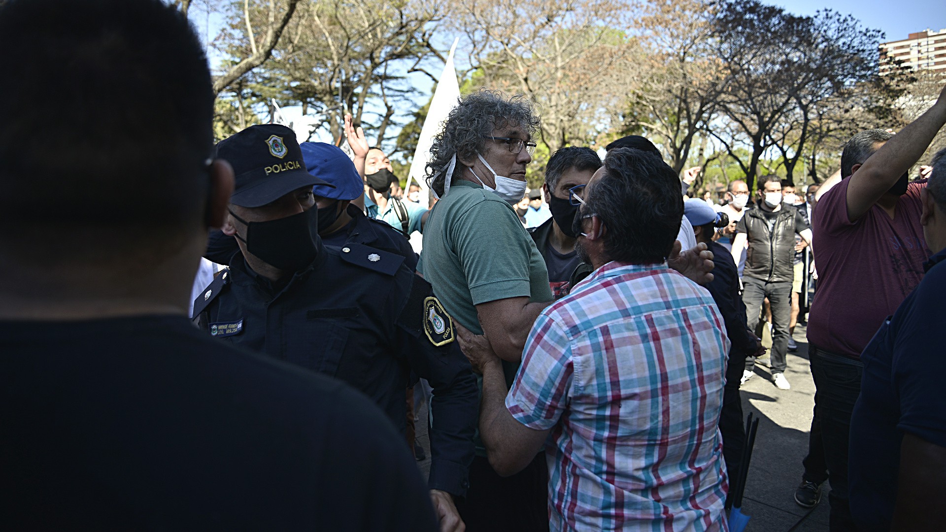Frente a la quinta presidencial se vivieron momentos de tensión entre las dos facciones de la protesta