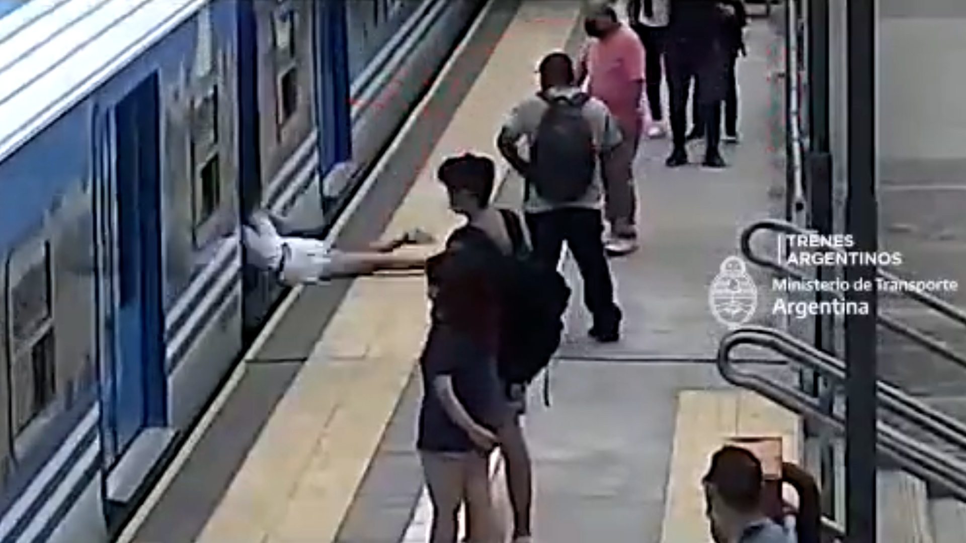 Un migrante colombiano fue el hombre que rescató a la mujer que estuvo a punto de morir arrollada por el tren en Buenos Aires