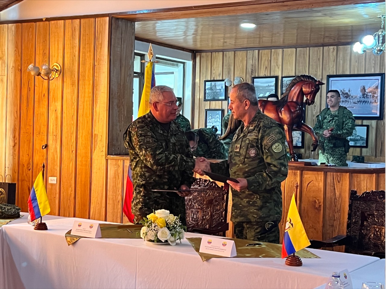 Las Fuerzas Militares de Ecuador y Colombia elaboran un plan para la protección de la frontera compartida. (Ministerio de Defensa de Ecuador)