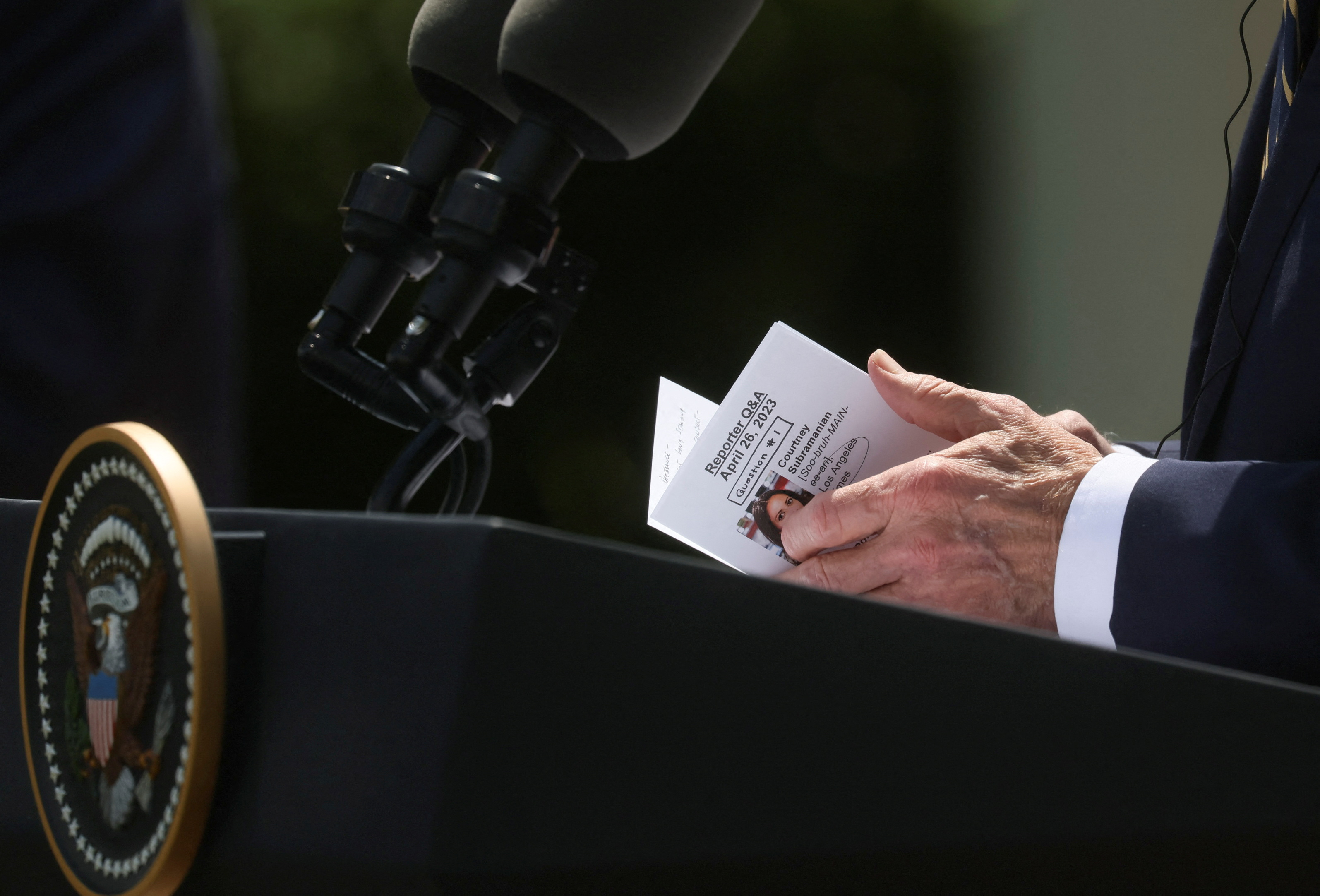 Una foto de Biden sosteniendo una tarjeta de notas durante la rueda de prensa  (REUTERS/Leah Millis)