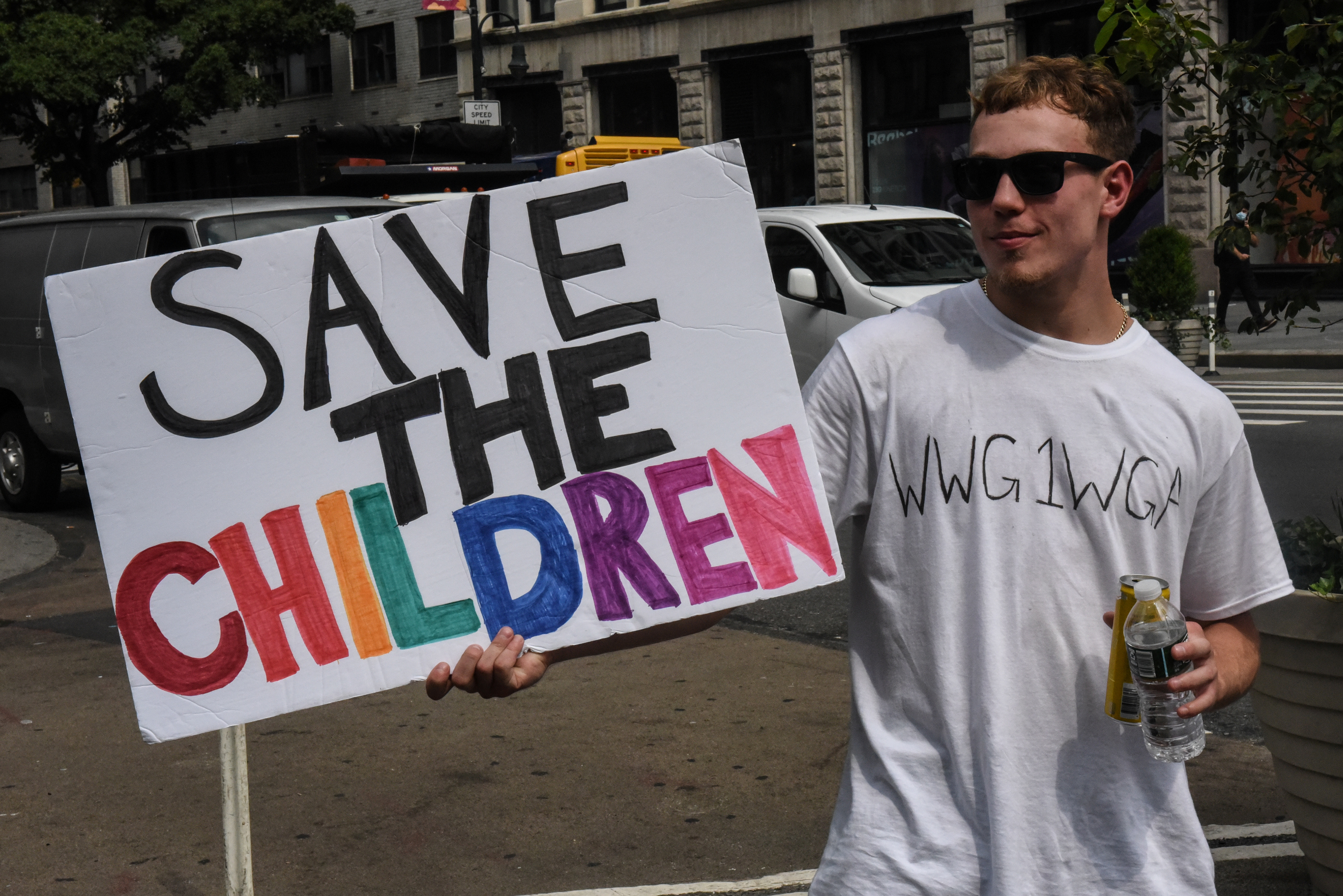 Una persona lleva una camiseta con el anagrama WWG1WGA, el eslogan de QAnon, mientras participa en una marcha y mitin para "salvar a los niños" en la ciudad de Nueva York, el 12 de agosto de 2020 (REUTERS/Stephanie Keith)