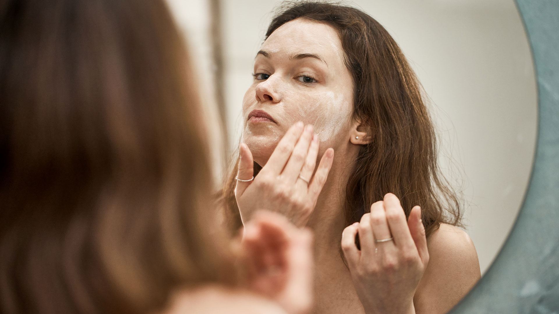 Algunas cremas y productos de perfumería con fragancia pueden irritar la piel (Getty)