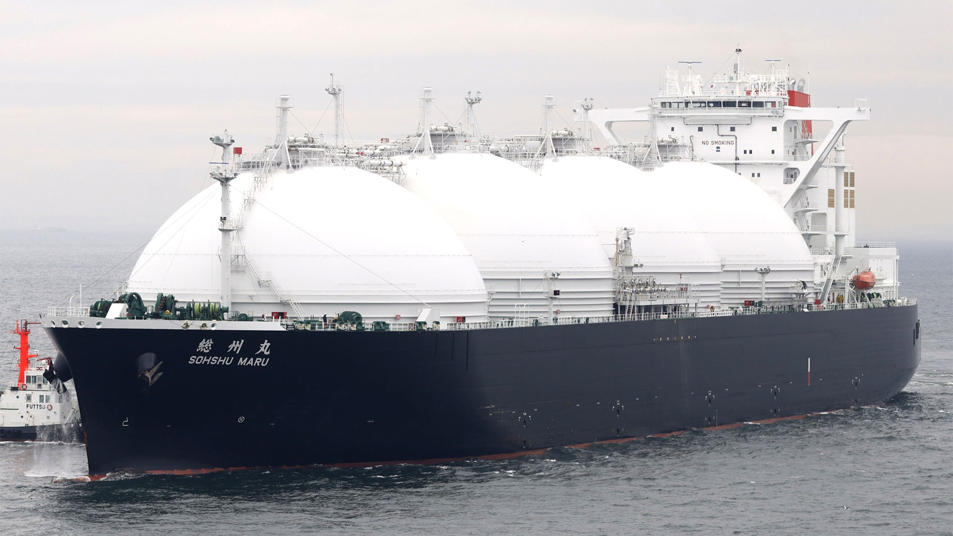 A gas liquefaction ship (Bloomberg)