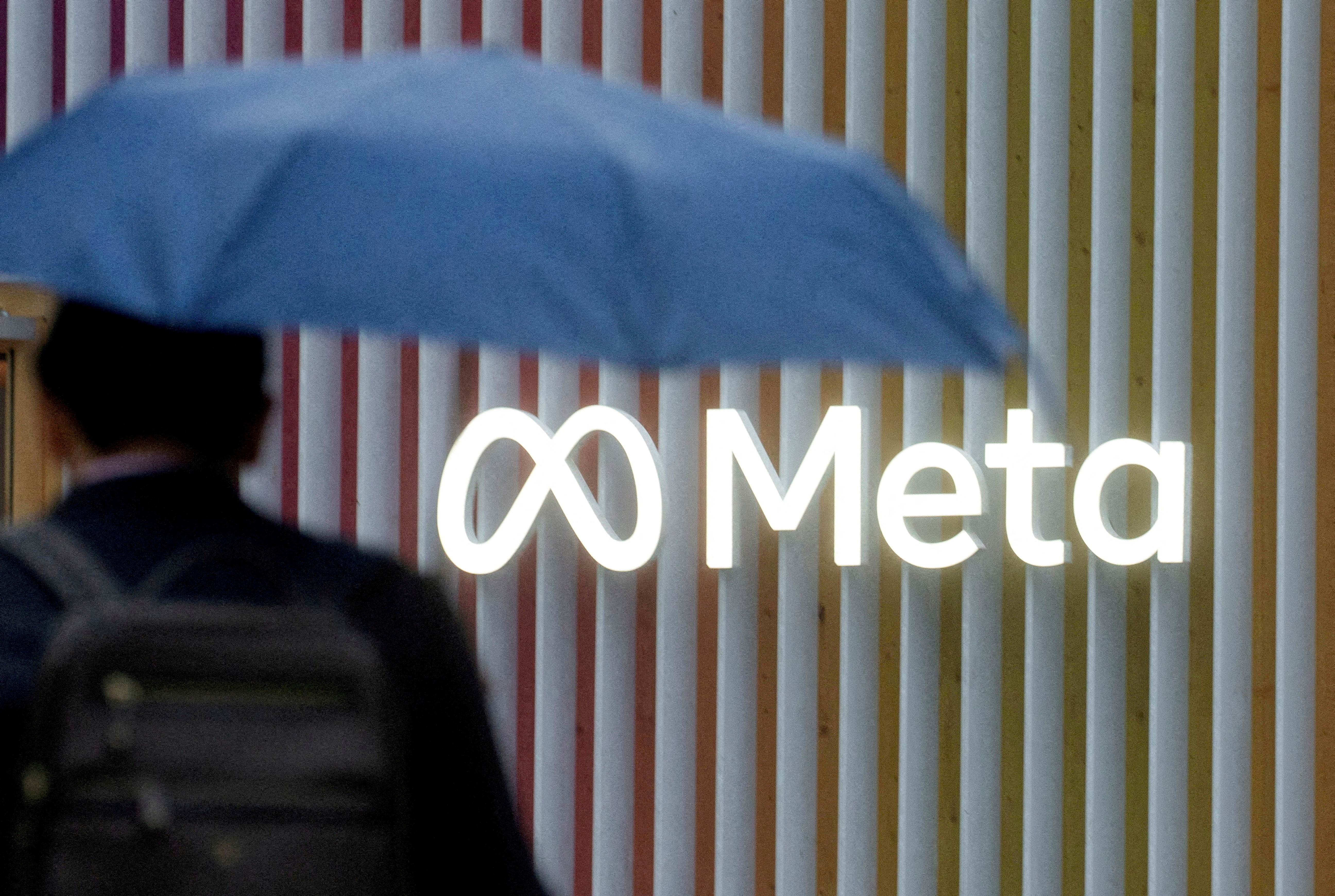 El logo de Meta Platforms se ve en Davos, Suiza, el 22 de mayo de 2022. REUTERS/Arnd Wiegmann/Archivo