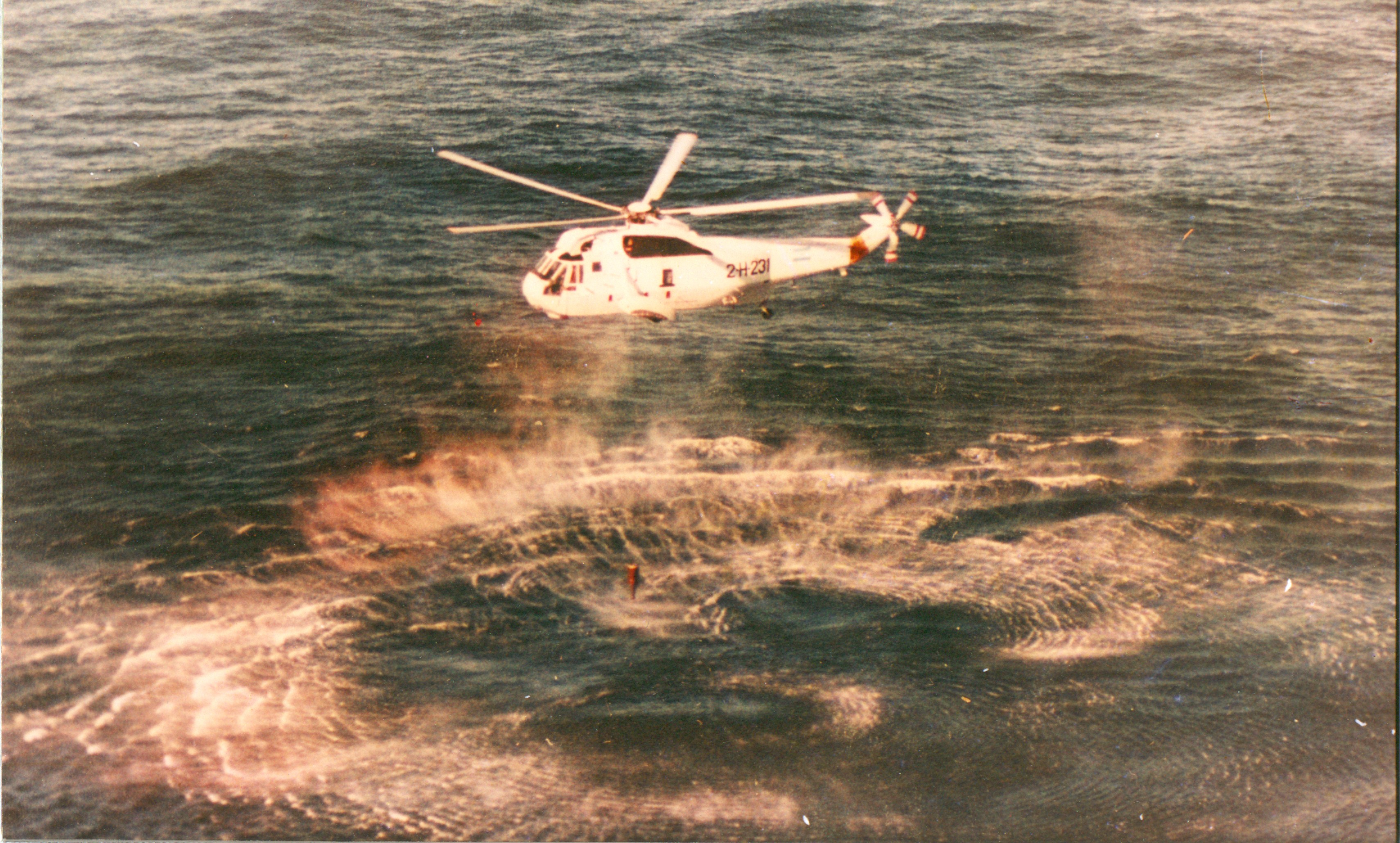 Helicóptero Sea King de la Segunda Escuadrilla Aeronaval de Helicópteros, en vuelo estacionario, listo para introducir en el agua su sonar AN/AQS-13A