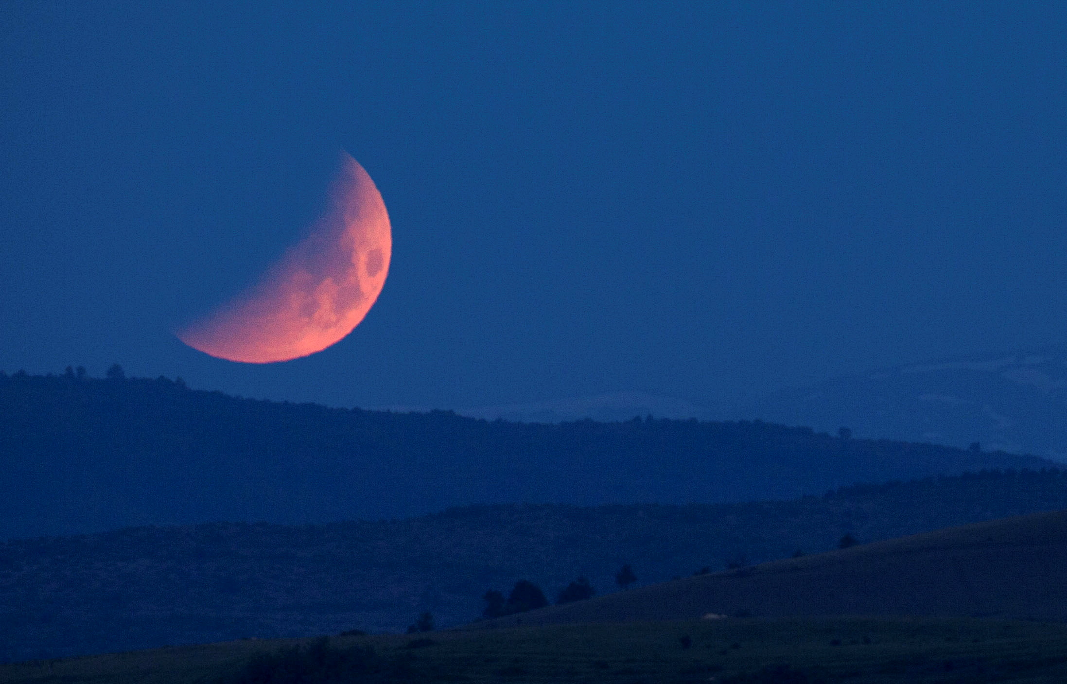 La Luna roja vista desde Skopje, en el norte de Macedonia (REUTERS/Ognen Teofilovski)
