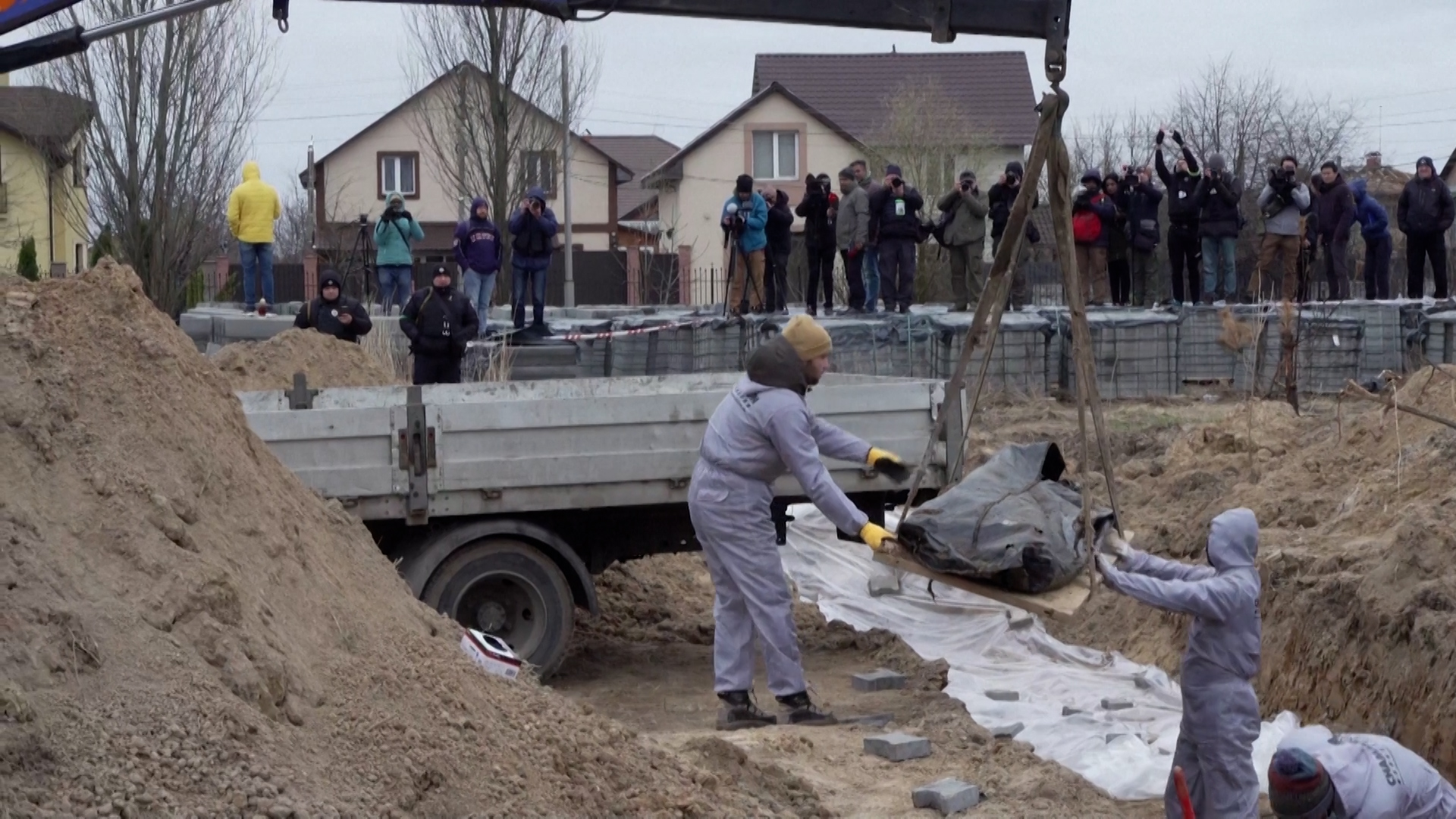 Exhumación de cadáveres en Bucha (Reuters)