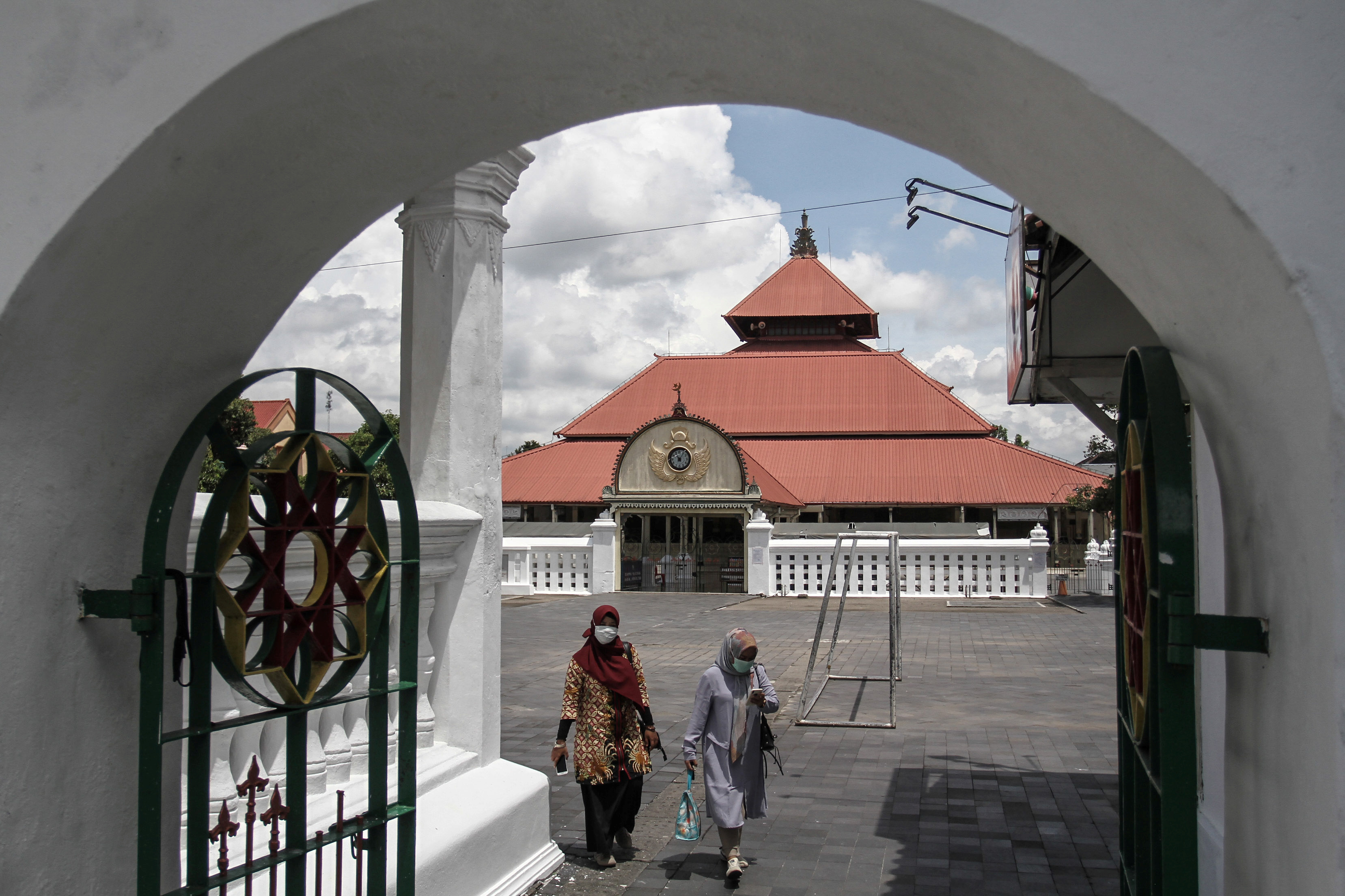 Mujeres utilizando máscaras faciales en su paseo por Yogyakarta, Indonesia (REUTERS/ANTARA FOTO)