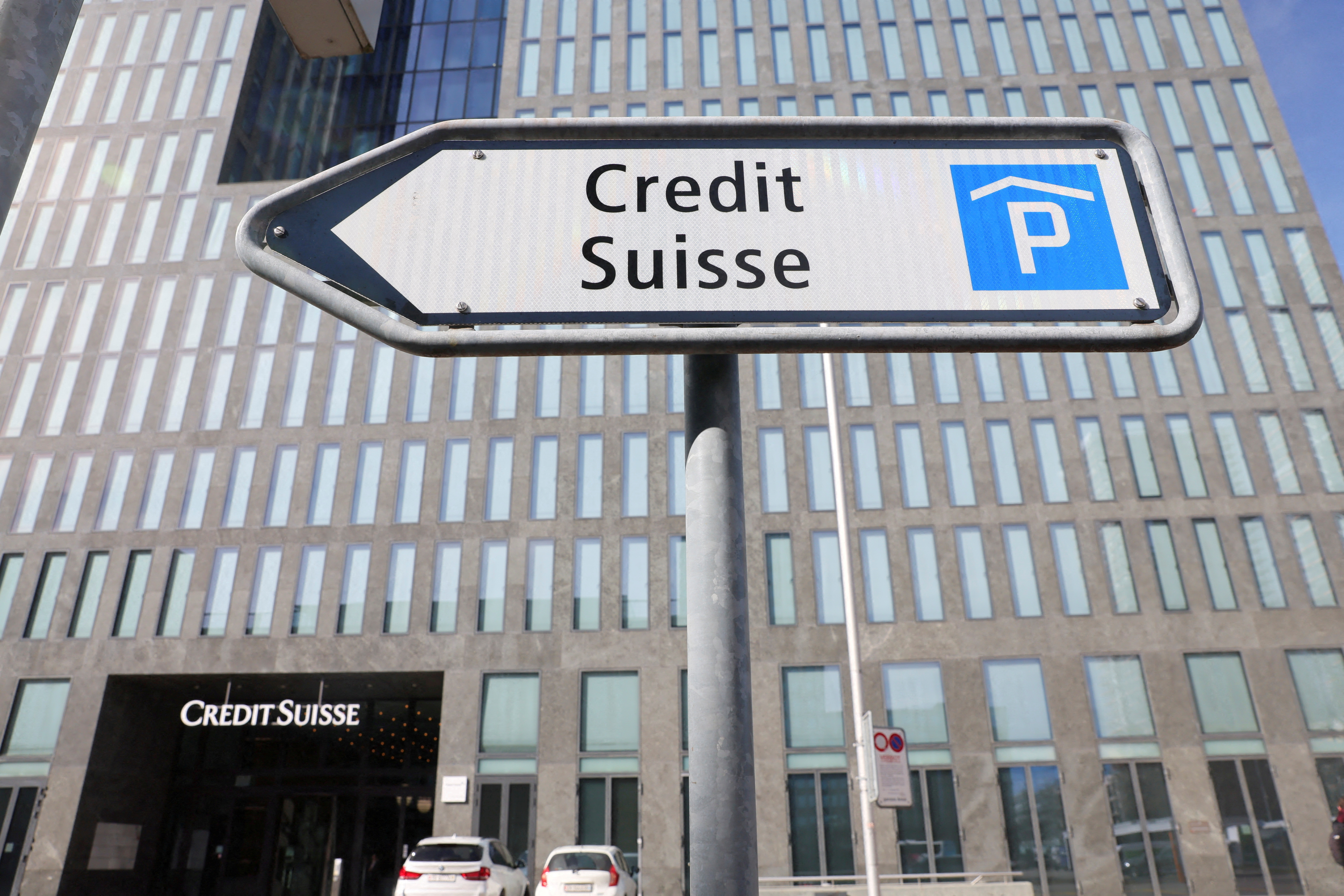 FOTO DE ARCHIVO: Una vista muestra una señalización del banco suizo Credit Suisse frente a un edificio de oficinas en Zúrich, Suiza 