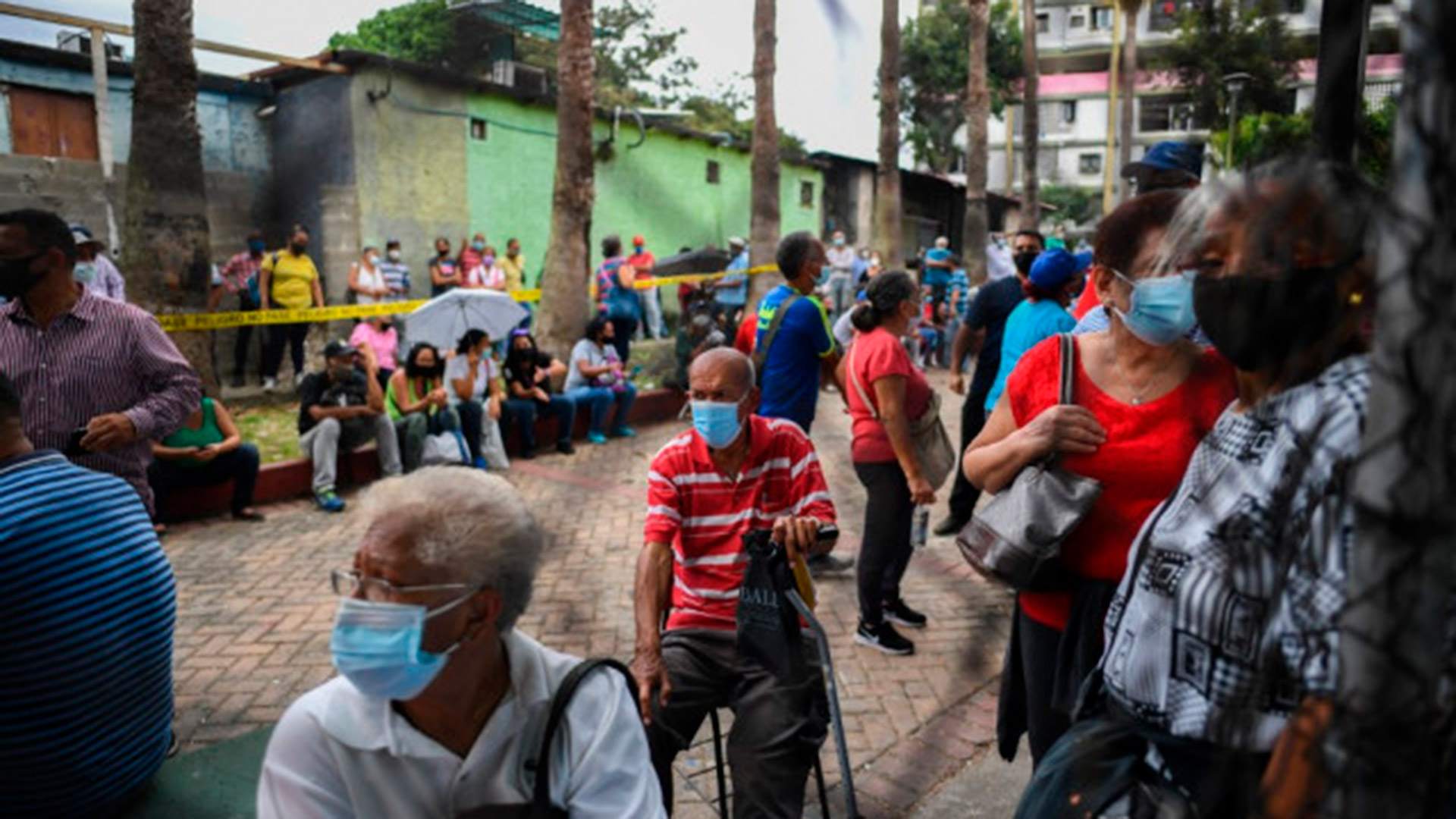 La población venezolana parece estar presa de las filas para todas las actividades que emprendan en su vida diaria, incluso vacunarse contra el COVID-19 en este vecindario de Caracas (AFP)