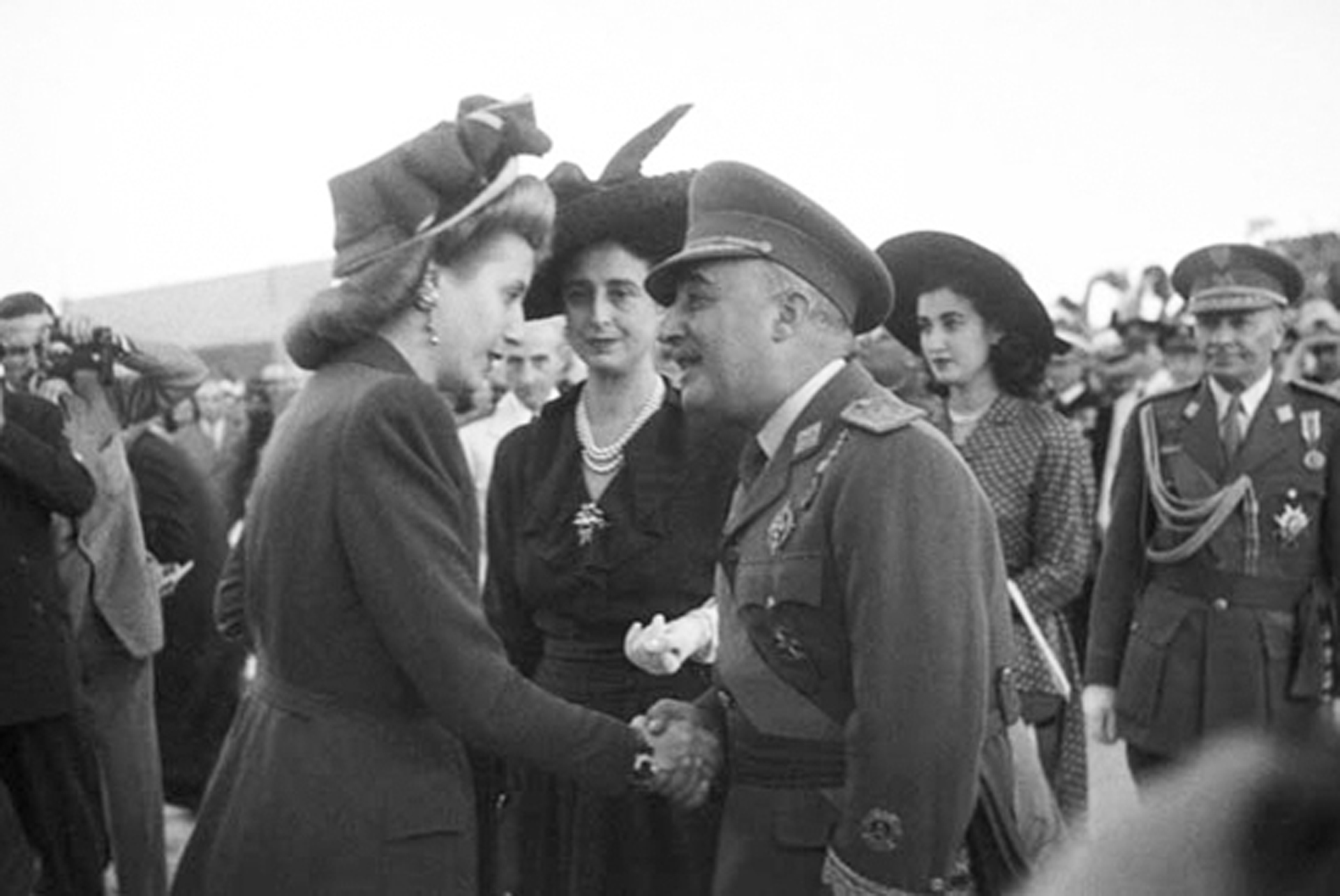 Eva saluda al jefe de Estado español Francisco Franco