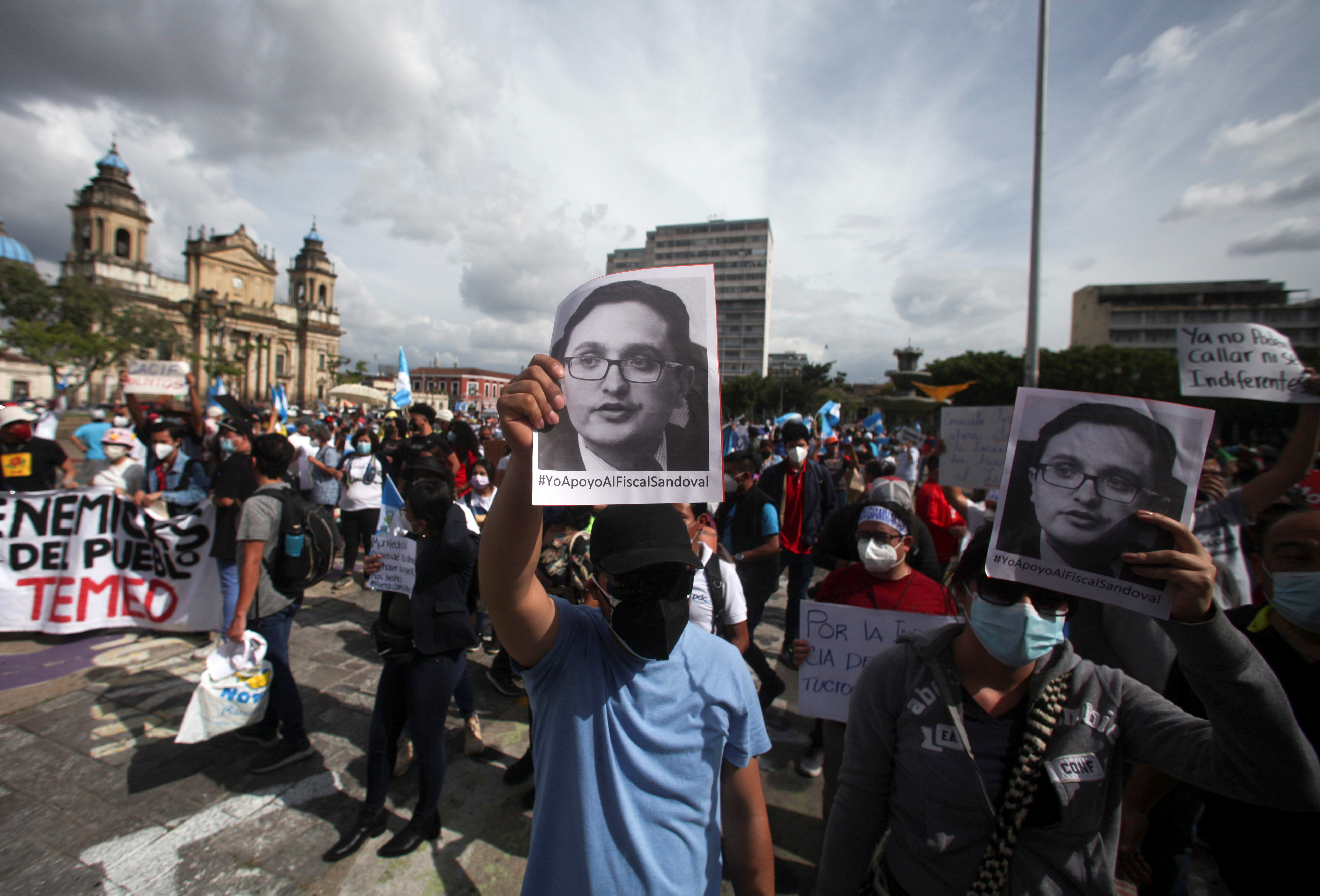 Hubo protestas en las redes sociales y en las calles en rechazo a la medida contra el ex fiscal (FOTO: REUTERS)