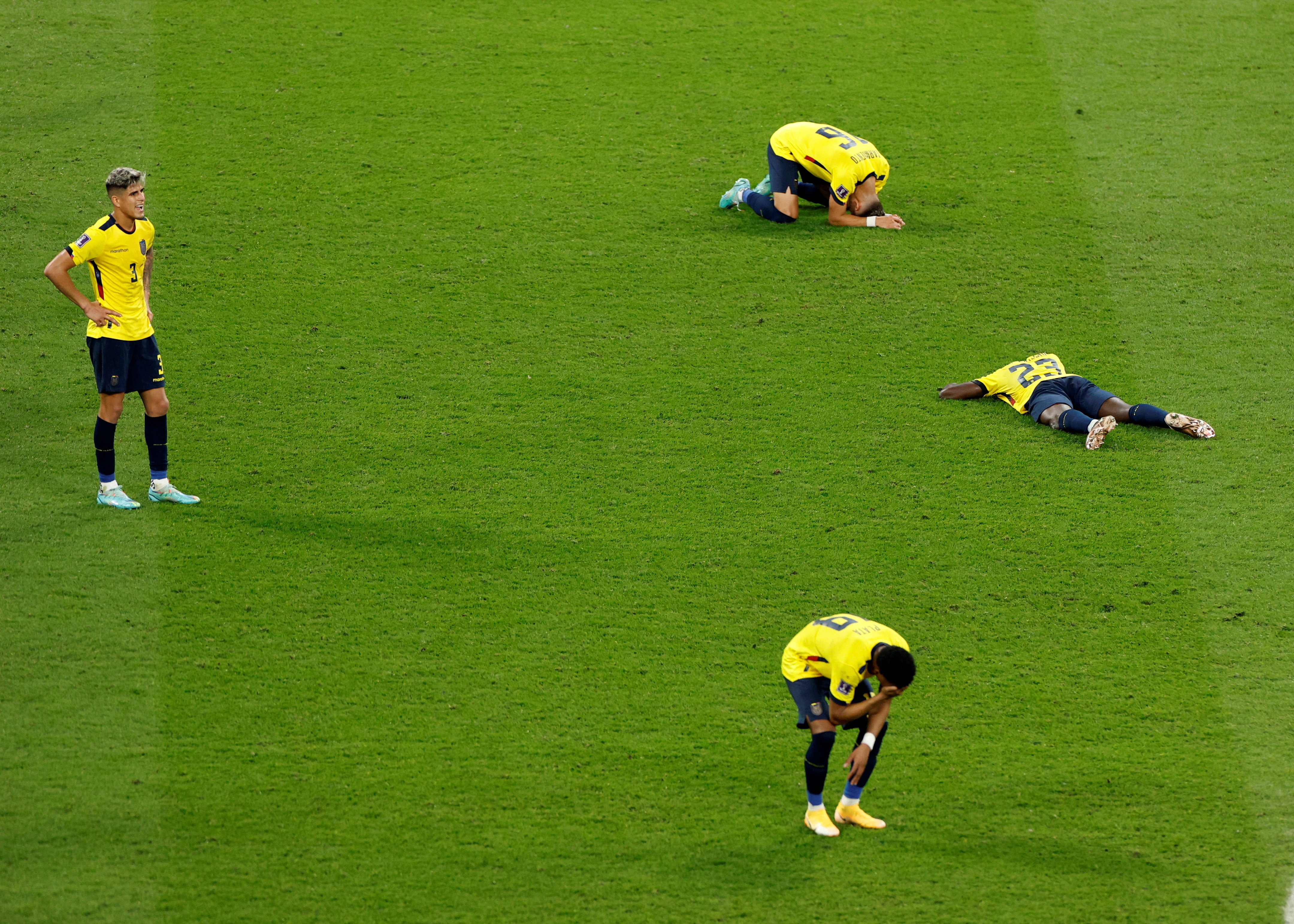 Los jugadores ecuatorianos se desplomaron cuando finalizó el partido (Foto: Reuters)