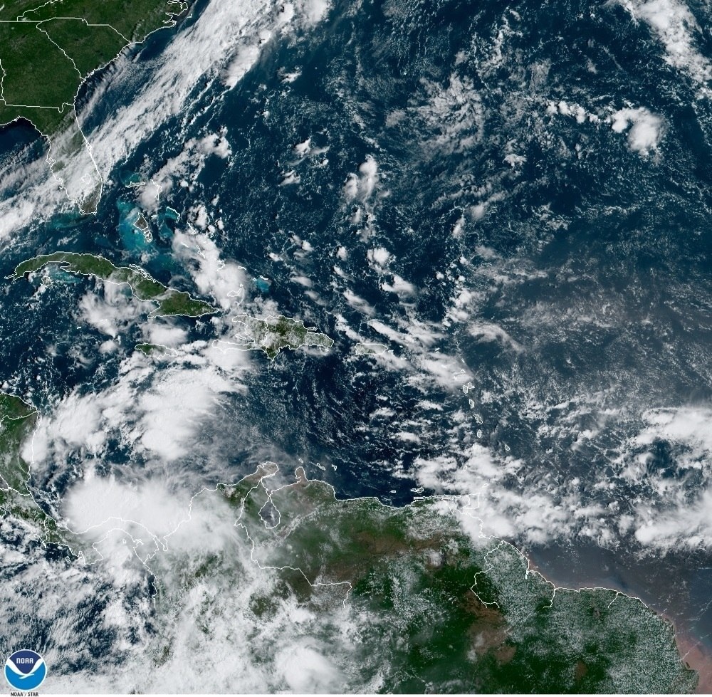Las condiciones ambientales parecen propicias para la formación de un ciclón pero, independientemente de su desarrollo, el sistema va a producir lluvias fuertes, con posibles inundaciones repentinas, sobre sectores del sureste de México, América Central y el oeste de Cuba durante los próximos días Foto: EFE/NOAA-NHC /Archivo
