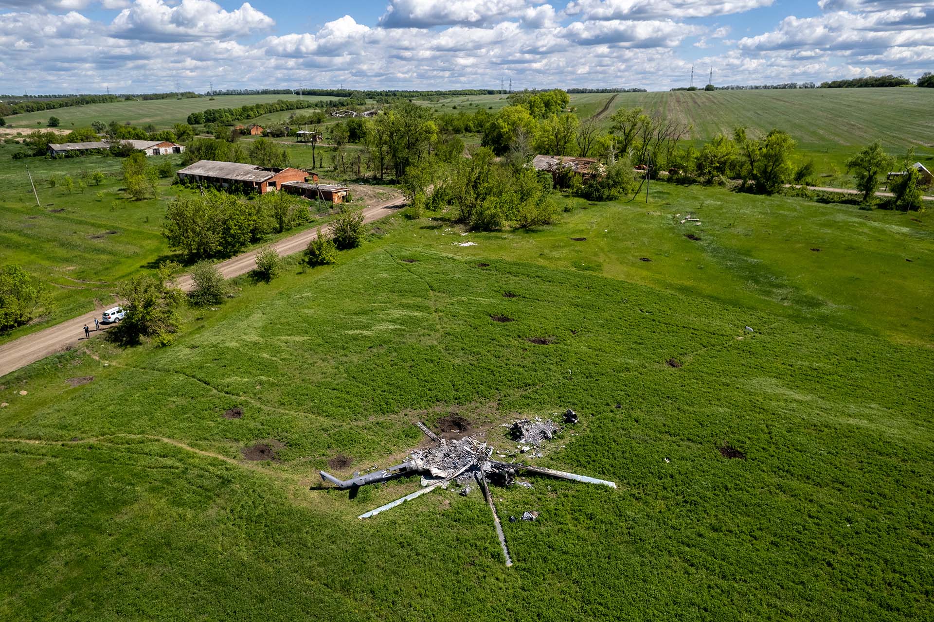 Los restos de un helicóptero ruso derribado Biskvitne, Ucrania, al este de Kharkiv