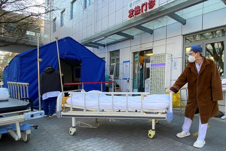 Un enfermero empuja una camilla al exterior de un hospital en China (REUTERS/Thomas Peter)