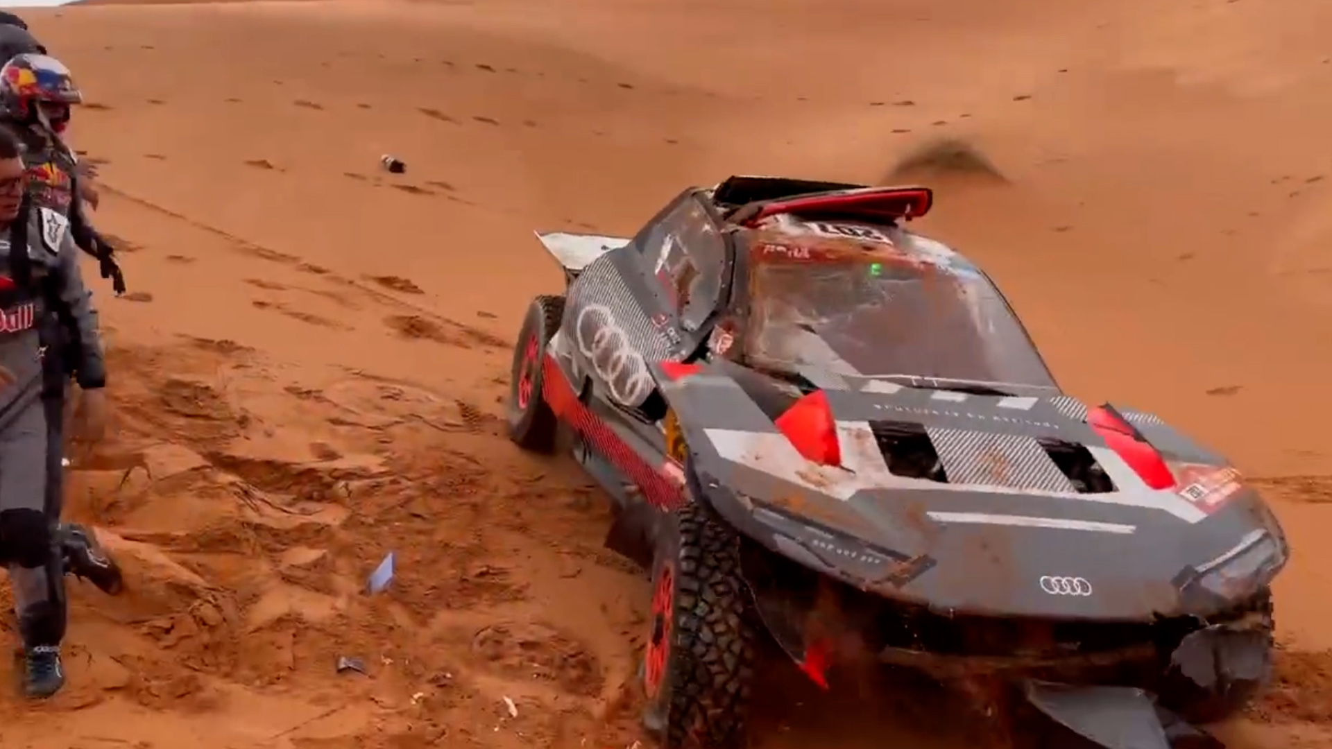Así quedó el vehículo de Carlos Sainz tras su accidente en la novena etapa del Rally Dakar 2023.