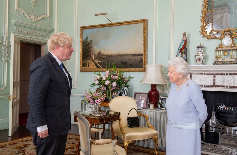 La reina Isabel II saluda al primer ministro Boris Johnson en la primera audiencia semanal en persona con el Primer Ministro desde el inicio de la pandemia de coronavirus, en el Palacio de Buckingham en Londres, Reino Unido, el 23 de junio, 2021. Dominic Lipinski/Pool via REUTERS/Archivo