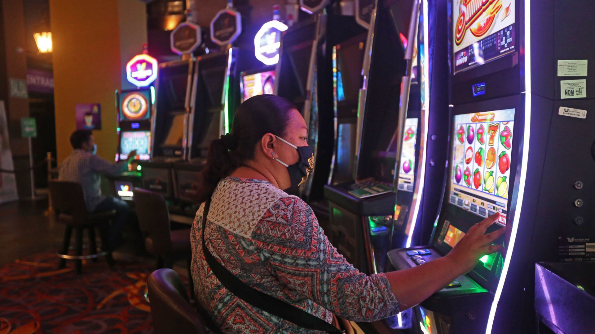 Una cliente de un conocido casino de la ciudad, cumple con el protocolo sanitario correspondiente mientras hace uso de las instalaciones y después de cinco meses de permanecer cerrados a causa de la pandemia sanitaria del COVID-19 (Foto: Cuartoscuro)