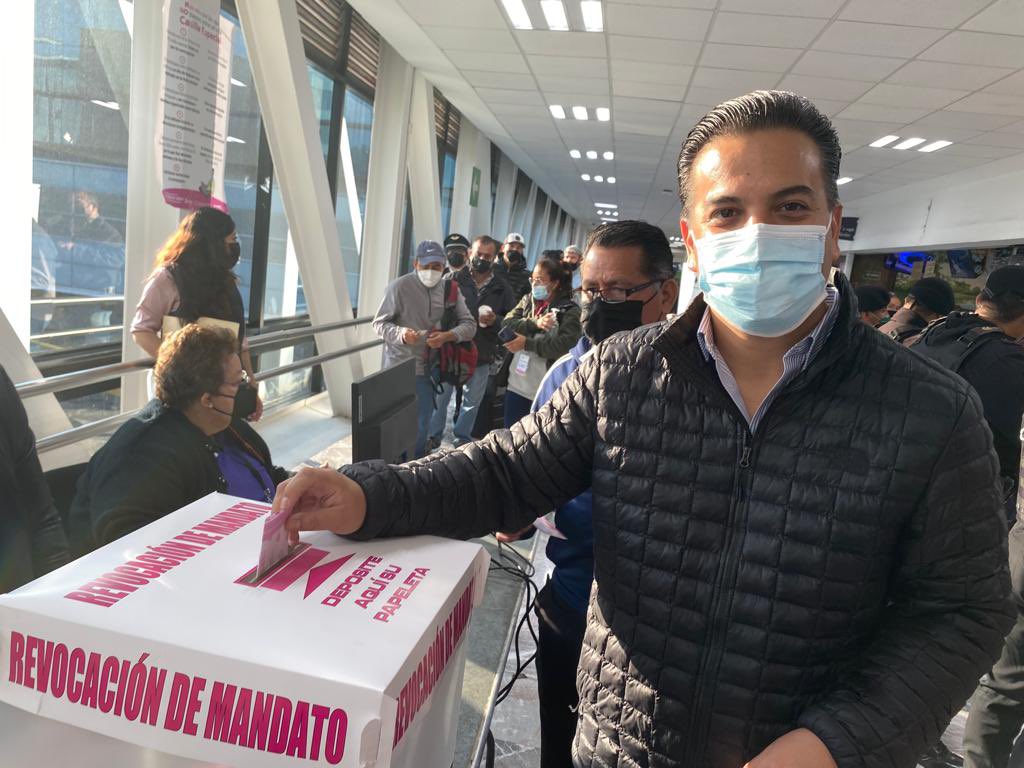Damián Zepeda, senador por el PAN, acudió a participar en la Revocación de Mandato (Foto: Twitter / @damianzepeda)