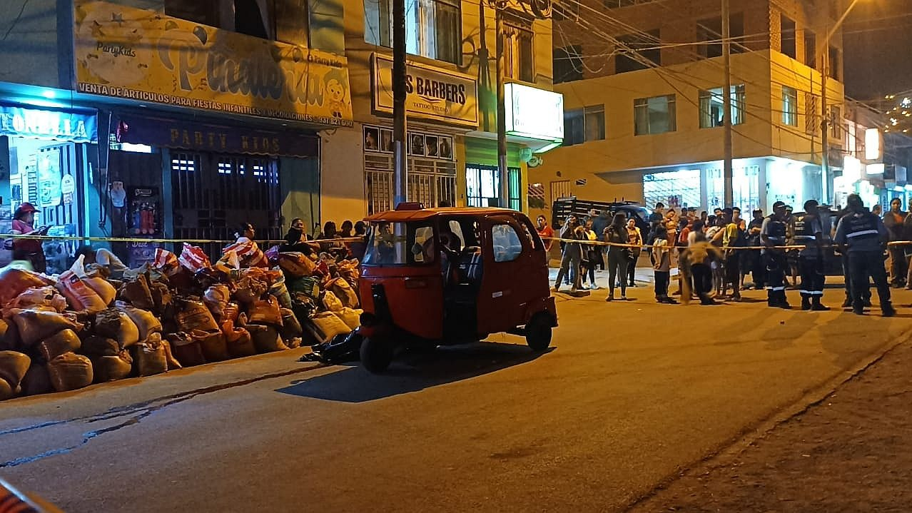 Mujer fue acribillada dentro de su mototaxi en Ventanilla por mafias de cobro de cupos