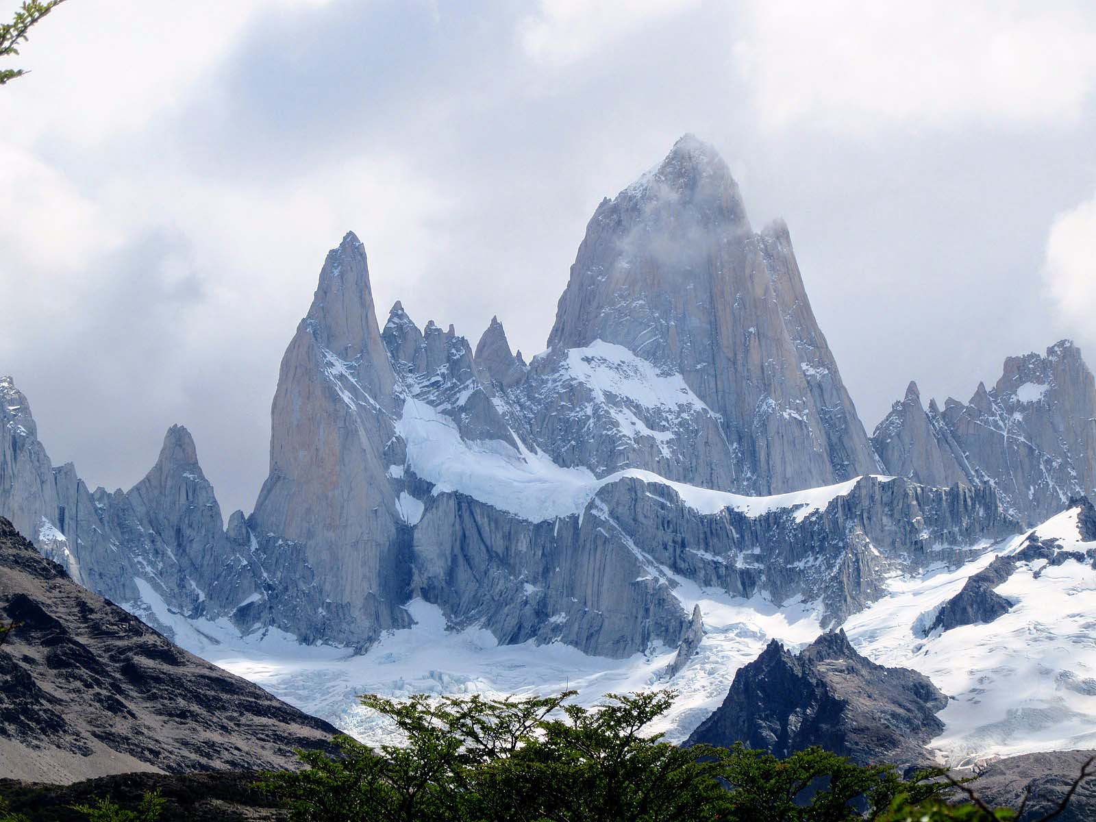 El cerro Fitz Roy tiene una altura de 3.405 metros, está ubicado al oriente del campo de hielo Patagónico Sur en la frontera entre Argentina y Chile