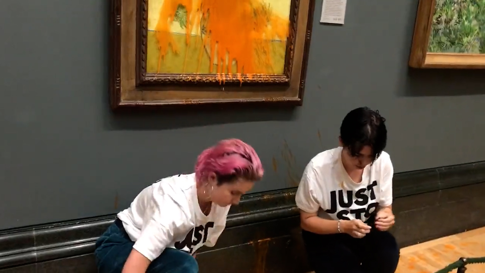 Tras atacar la obra de arte, las manifestantes se pegaron con cola a la pared de la galería