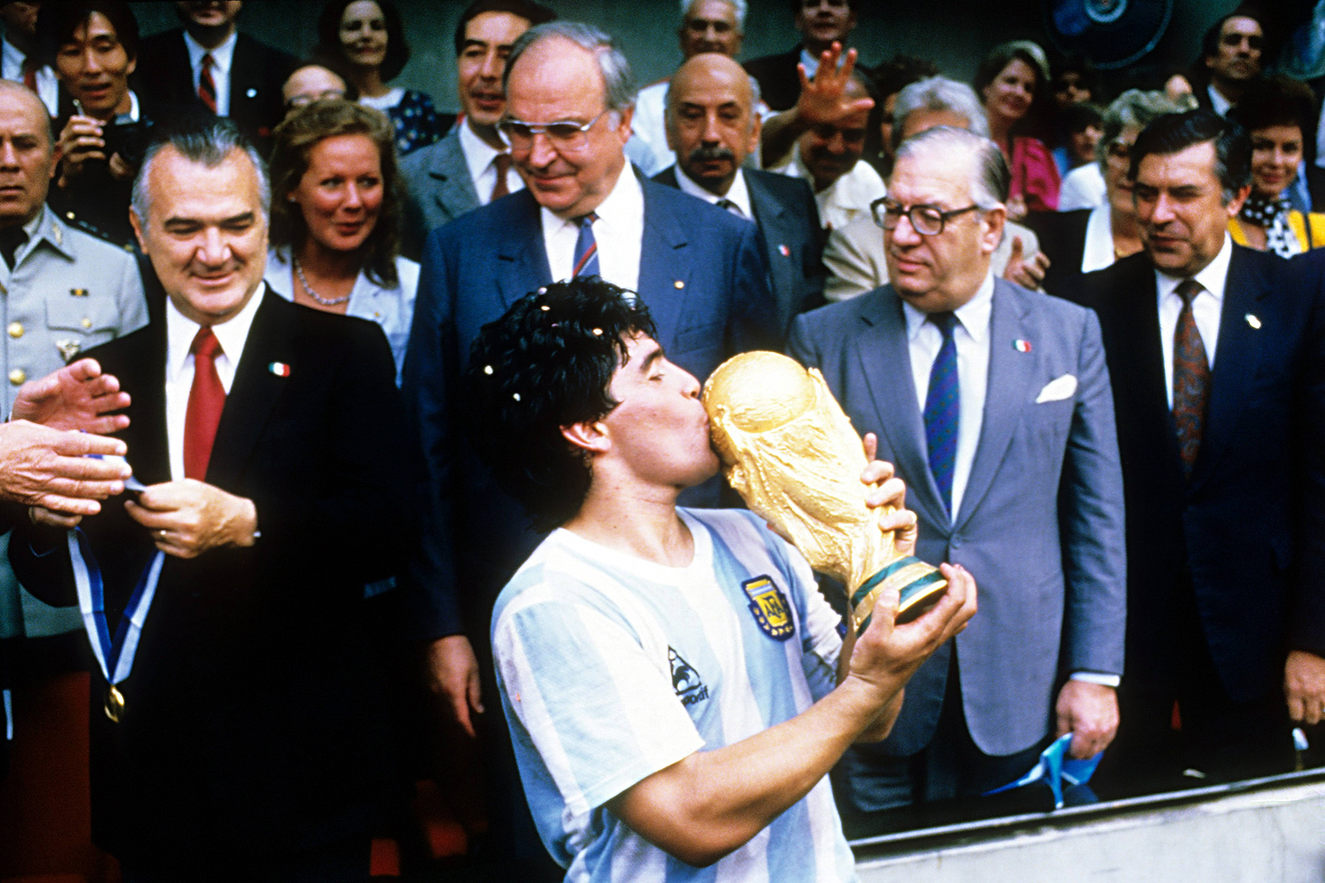 Diego Armando Maradona levanta la copa del mundo (Foto: Reuters)