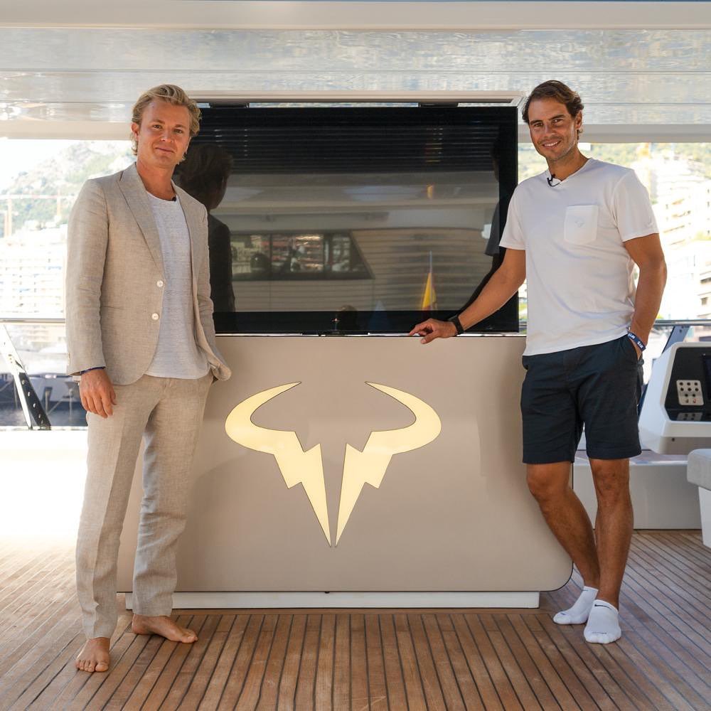 Rafael junto a Nico Rosberg durante el tour personal por la increíble embarcación