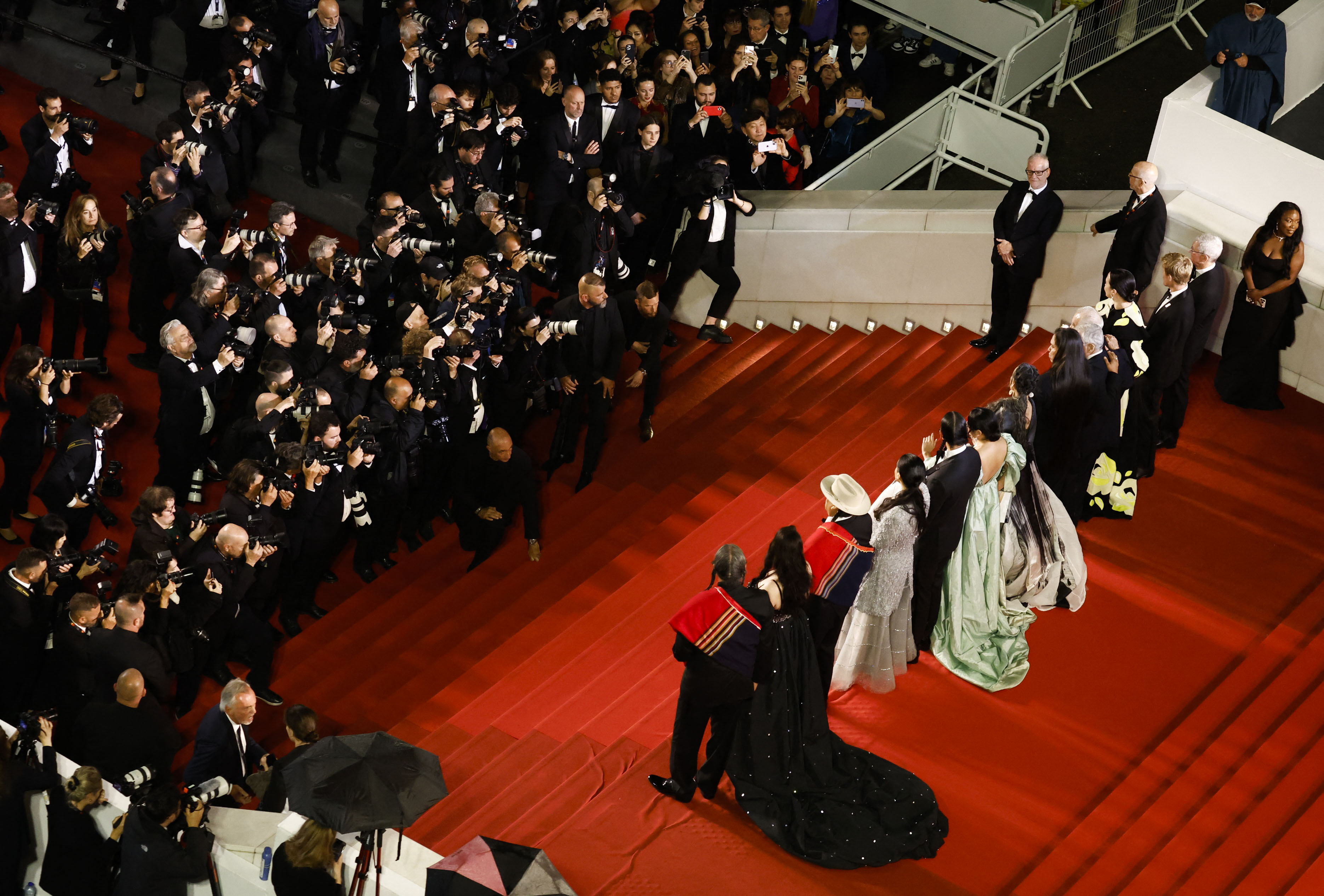 Centenares de personas se acercaron a la alfombra roja de Cannes para ver de cerca a las estrellas de Hollywood (REUTERS/Gonzalo Fuentes)