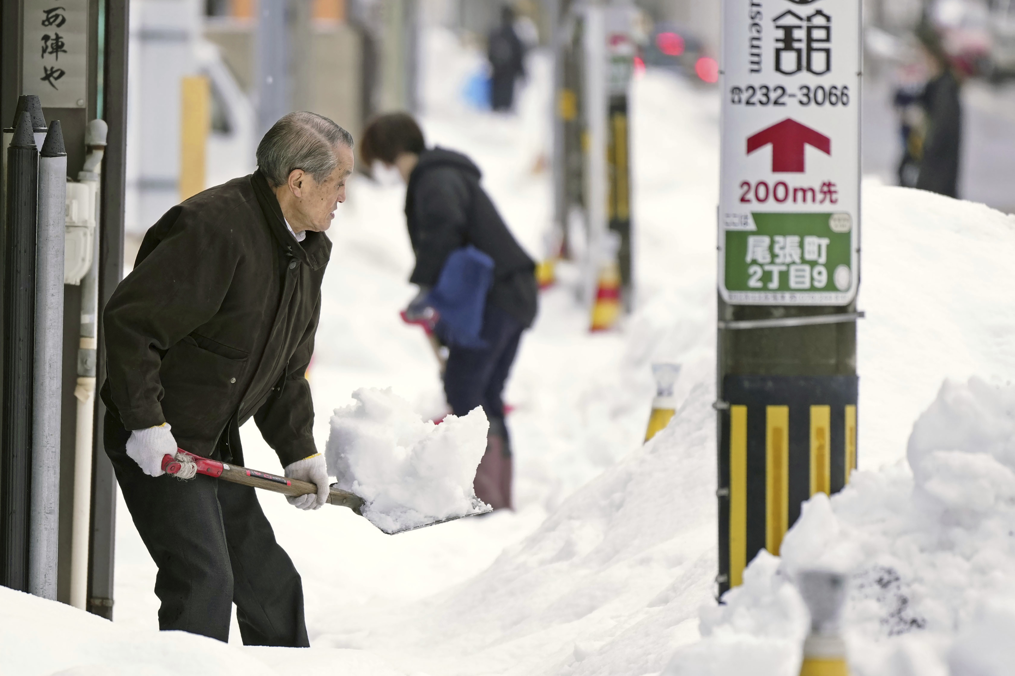 Las autoridades municipales en las regiones afectadas instaron a la población a tener cuidado durante la actividad de retiro de nieve y no trabajar solos. (AP)