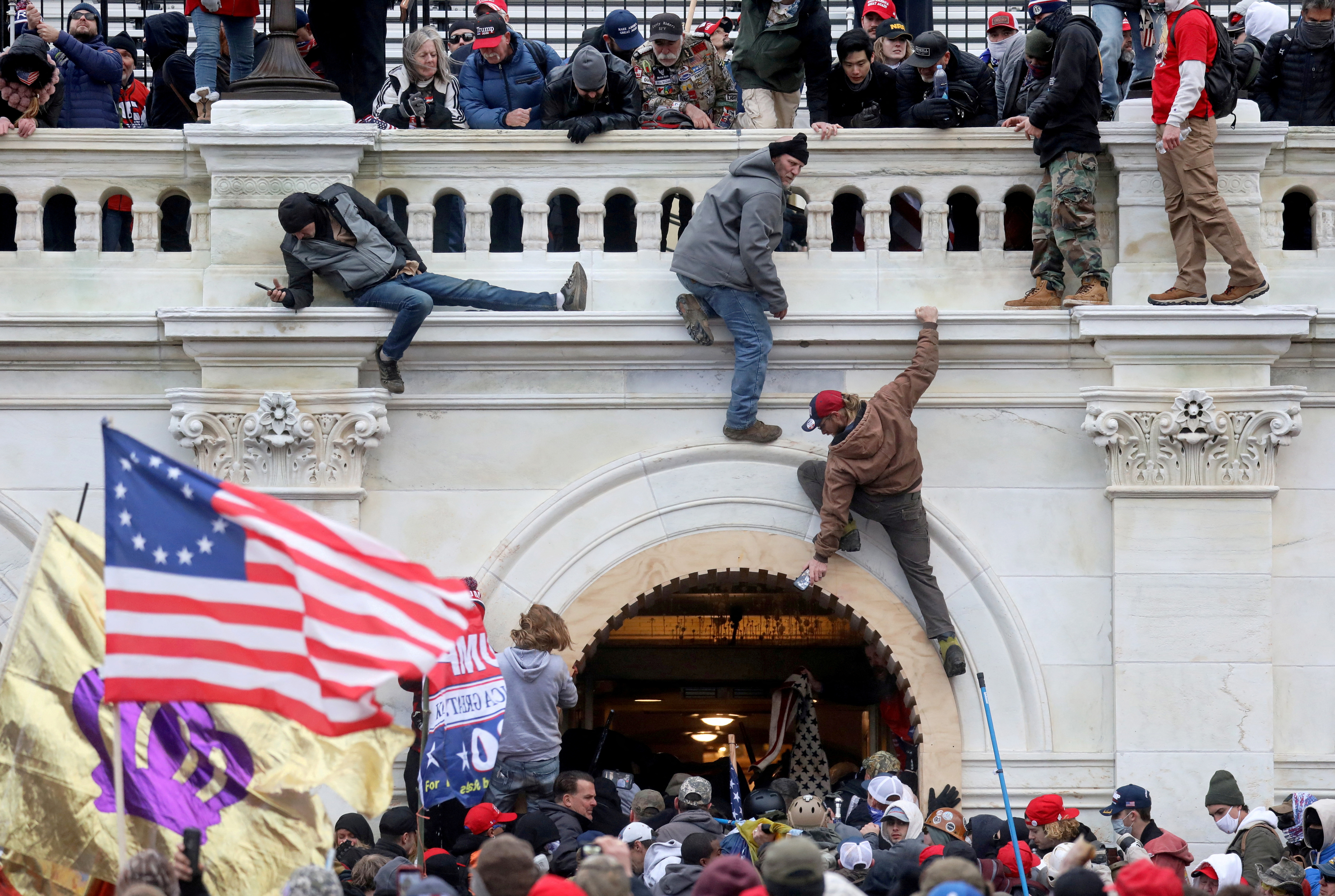 Simpatizantes de Donald Trump durante el asalto al Capitolio (Reuters)