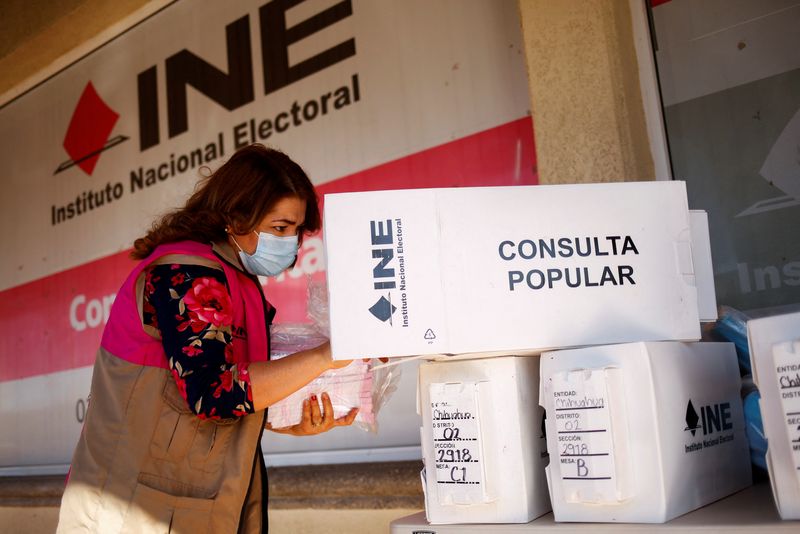 Un trabajador electoral revisa los materiales de votación para la Revocación de Mandato del presidente López Obrador (Foto: Reuters)
