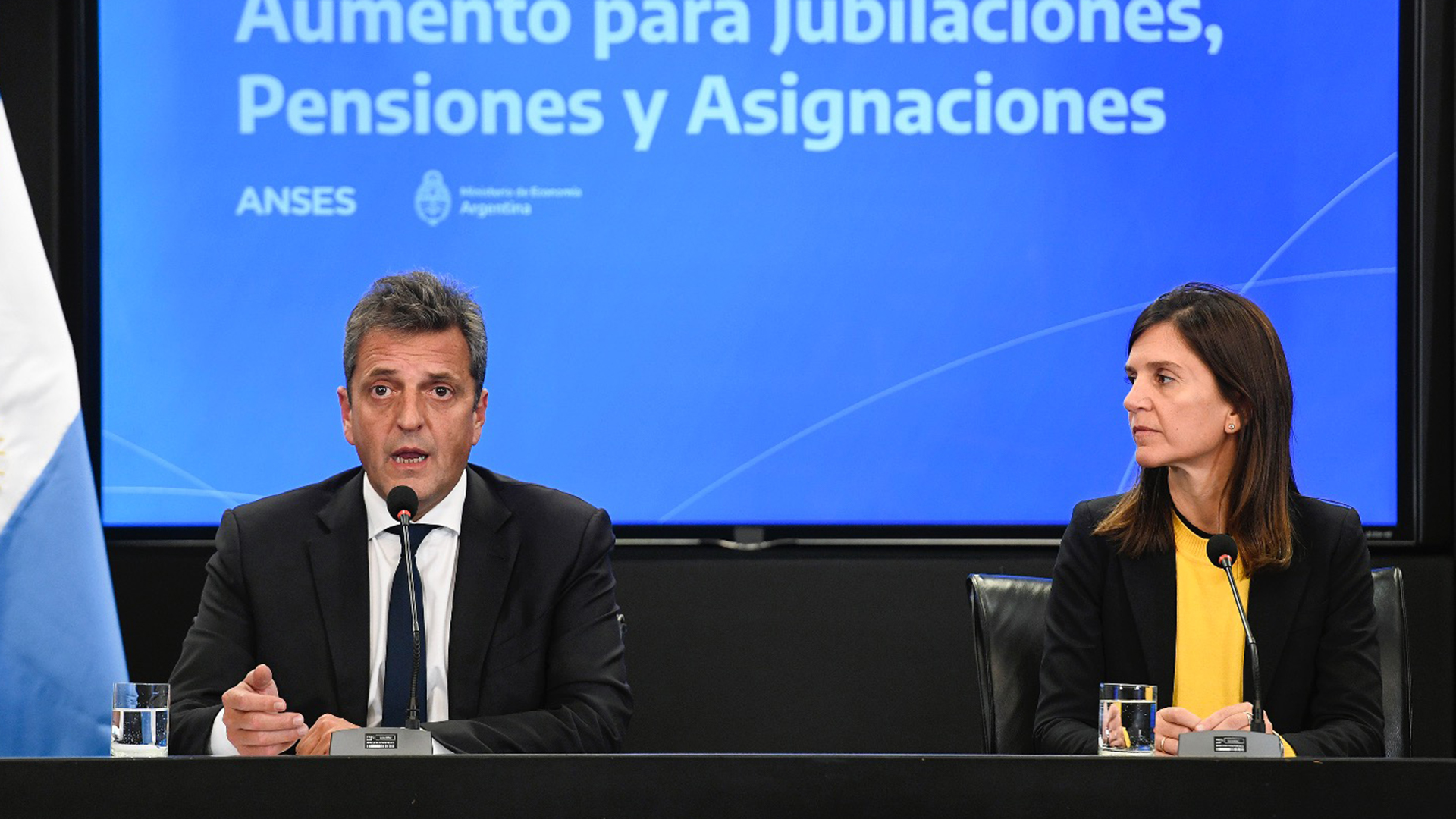 El ministro de Economía, Sergio Massa y la titular de Anses, Fernanda Raverta, anunciaron el aumento para los jubilados.