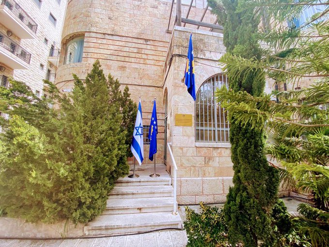Las banderas de Kosovo e Israel frente a la nueva sede diplomática (Twitter MFA Kosovo/@MFAKOSOVO)
