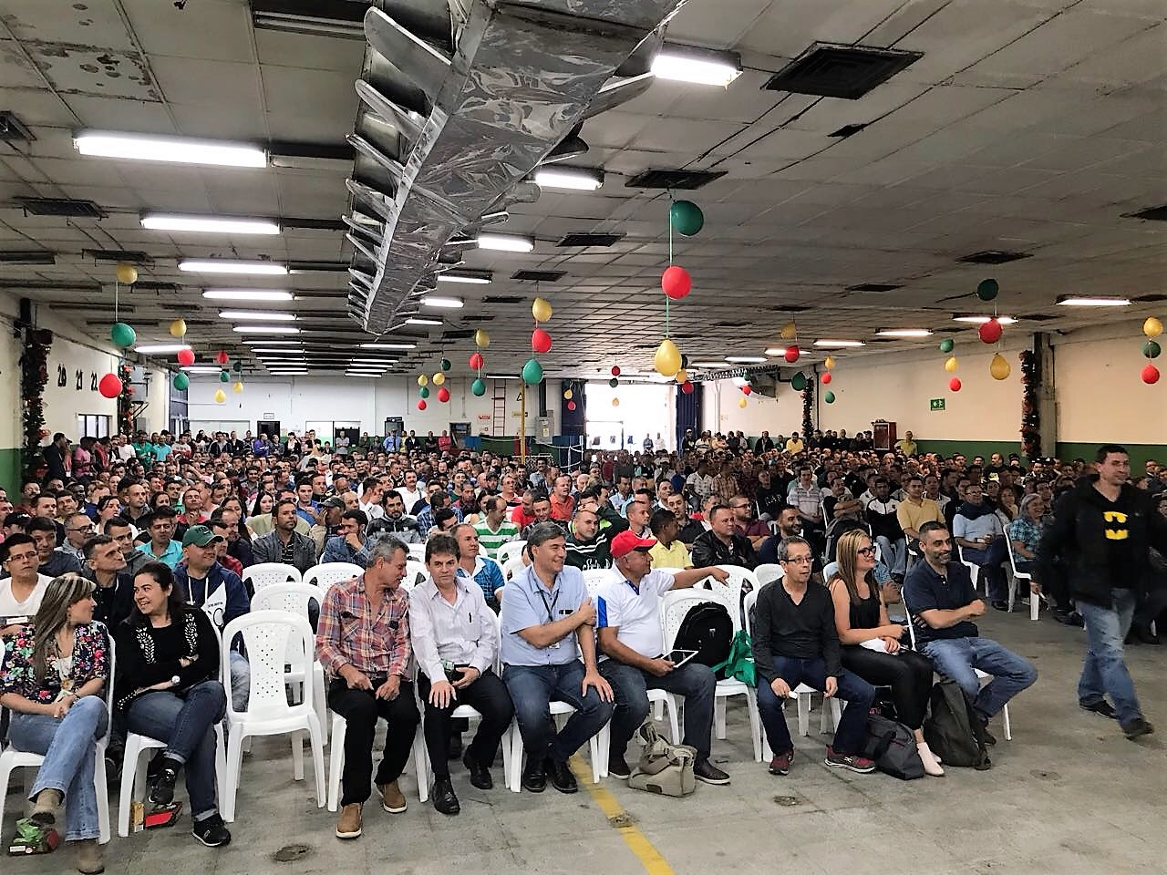 Fiestas navideñas en 2008 en Coltejer, la primera festividad con Kaltex. Según Gerardo Sánchez, expresidente del sindicato de trabajadores, cuando Coltejer estaba bajo el Grupo Ardila Lule había suspendido las fiestas de Navidad desde cerca de 1990. Foto: Cortesía de Gerardo Sánchez a Infobae Colombia