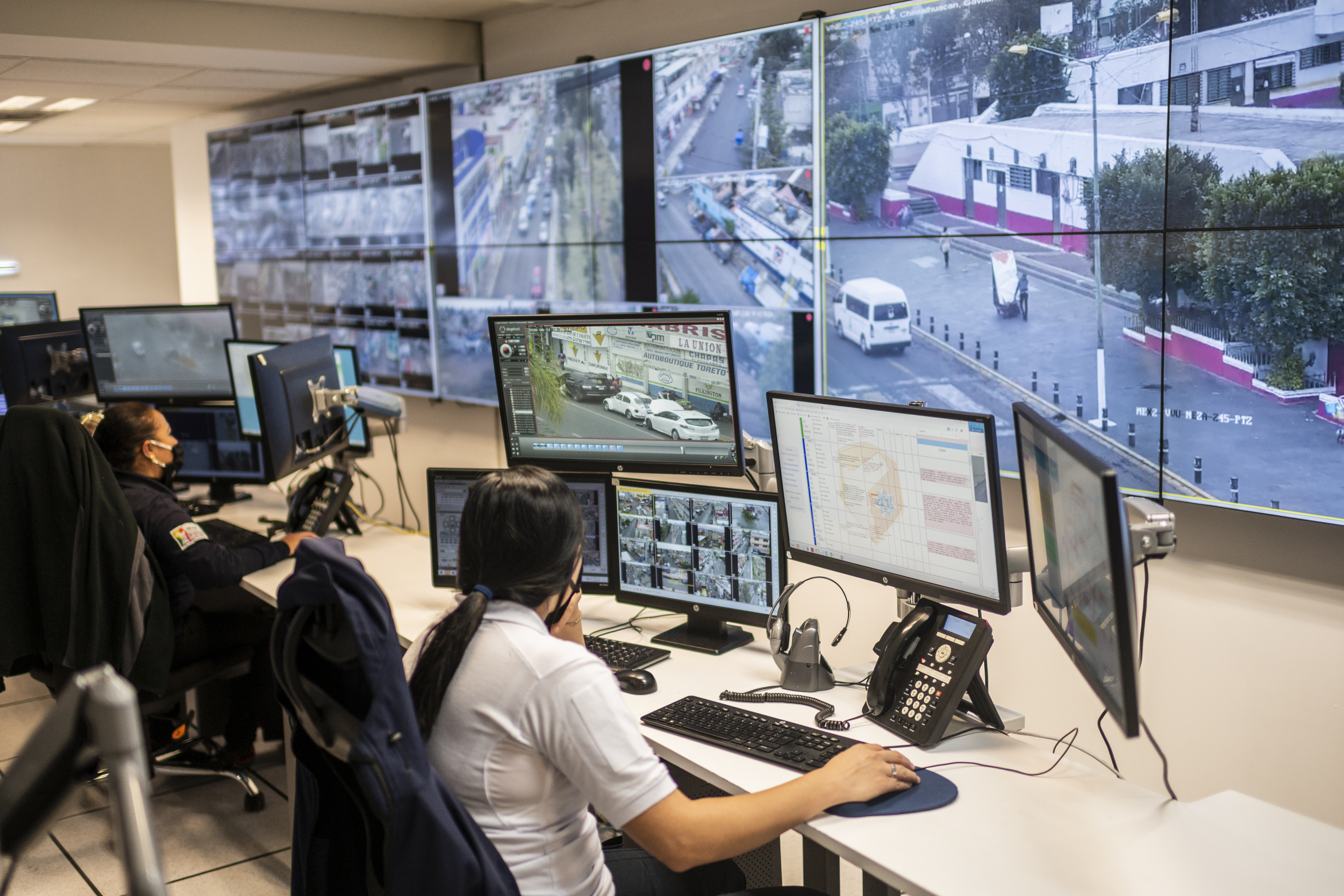 Los trabajadores reciben llamadas de ayuda en las Salas de Control de Seguridad C4, en Ciudad Nezahualcóyotl, Estado de México, México, el 22 de junio de 2020 durante la nueva pandemia de coronavirus de COVID-19. (Foto por Pedro PARDO / AFP)
